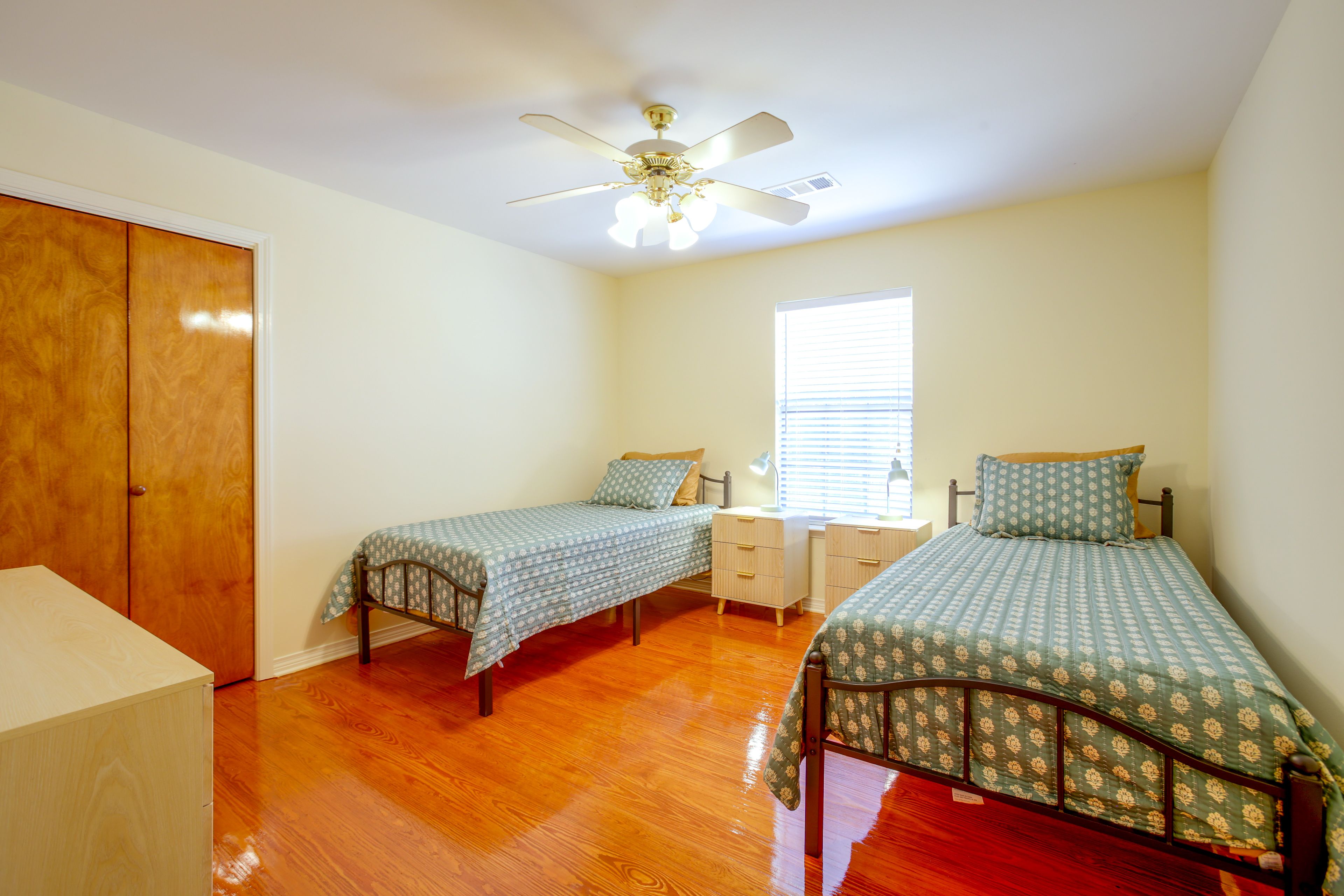Bedroom | 2 Twin XL Beds