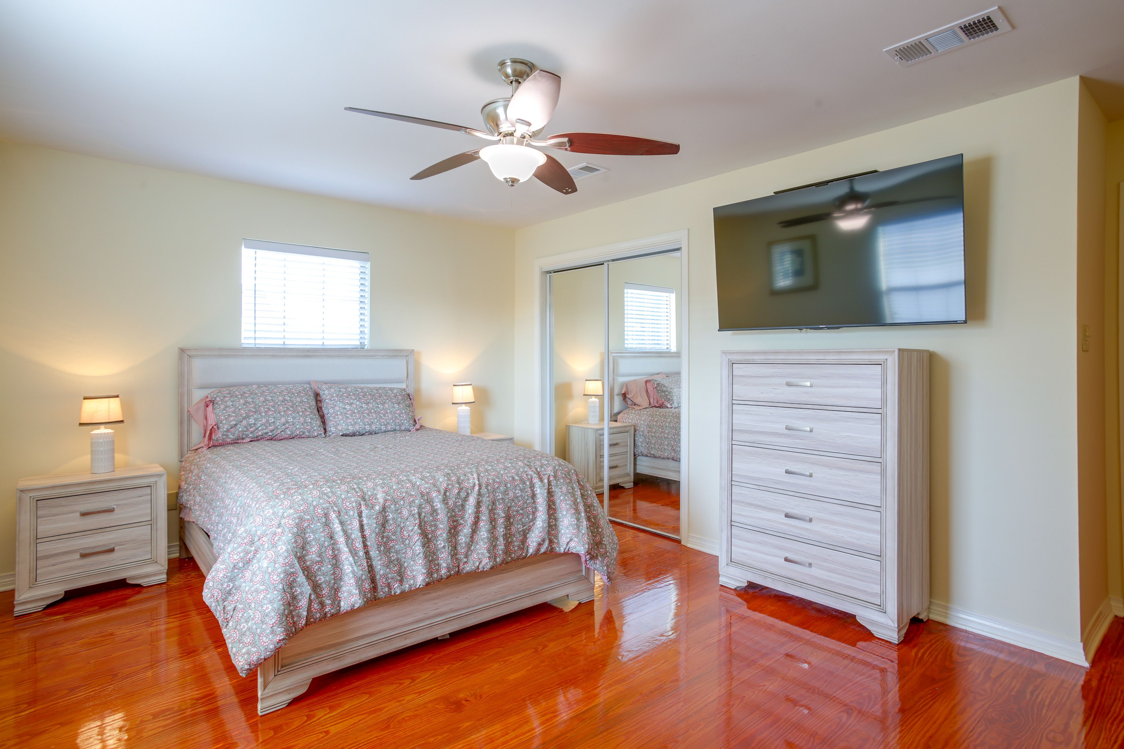 Bedroom | Queen Bed
