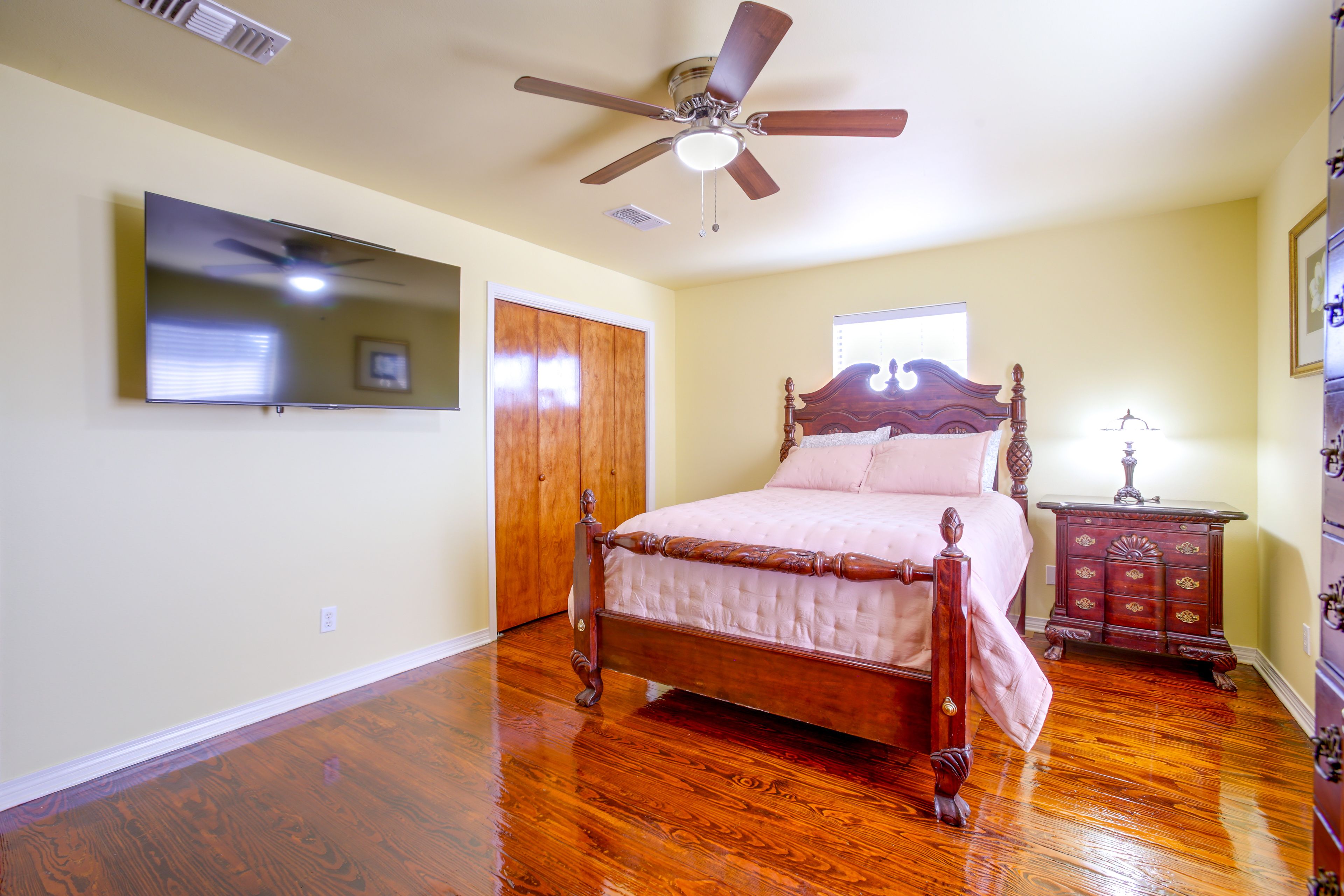 Bedroom | Queen Bed