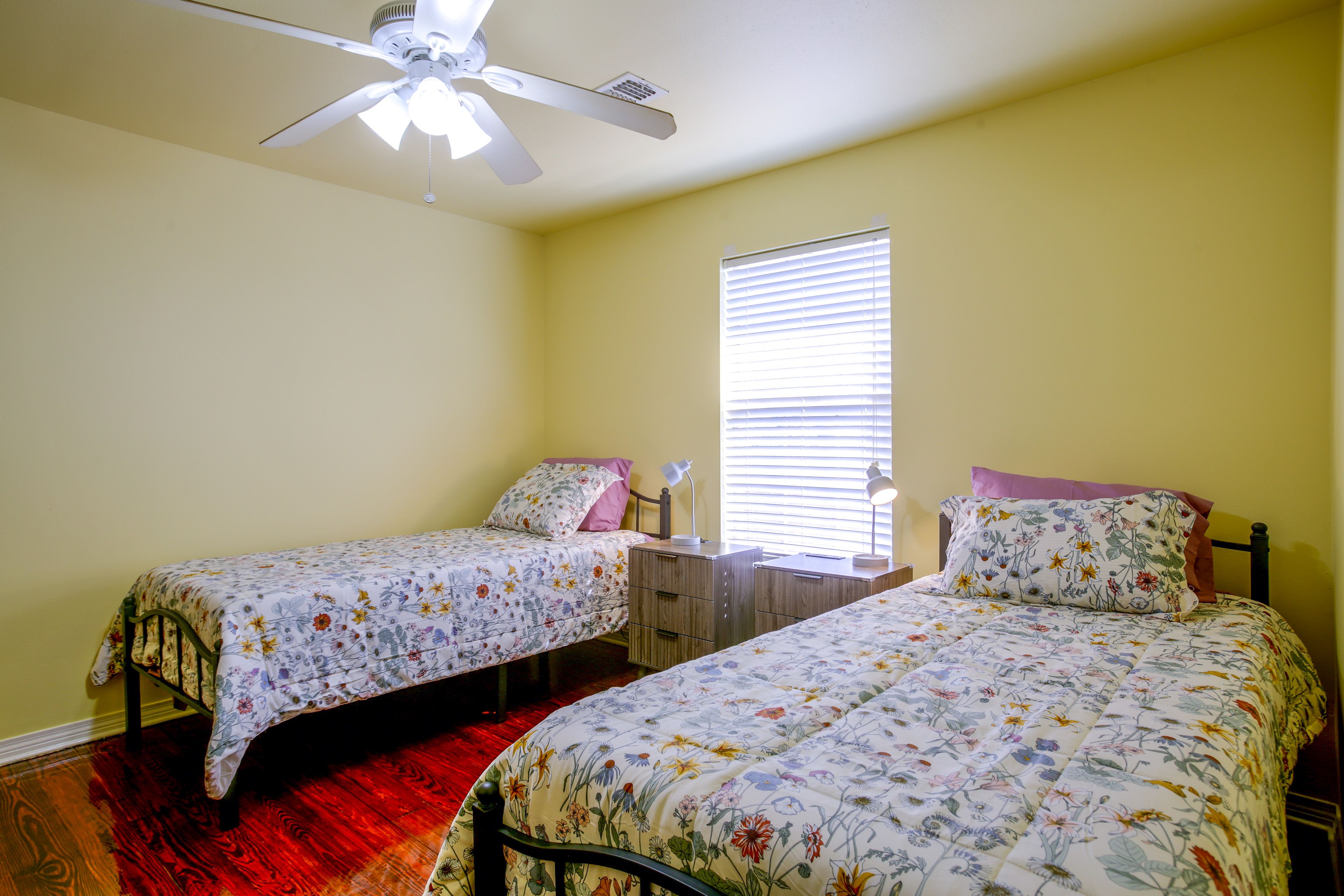 Bedroom | 2 Twin XL Beds
