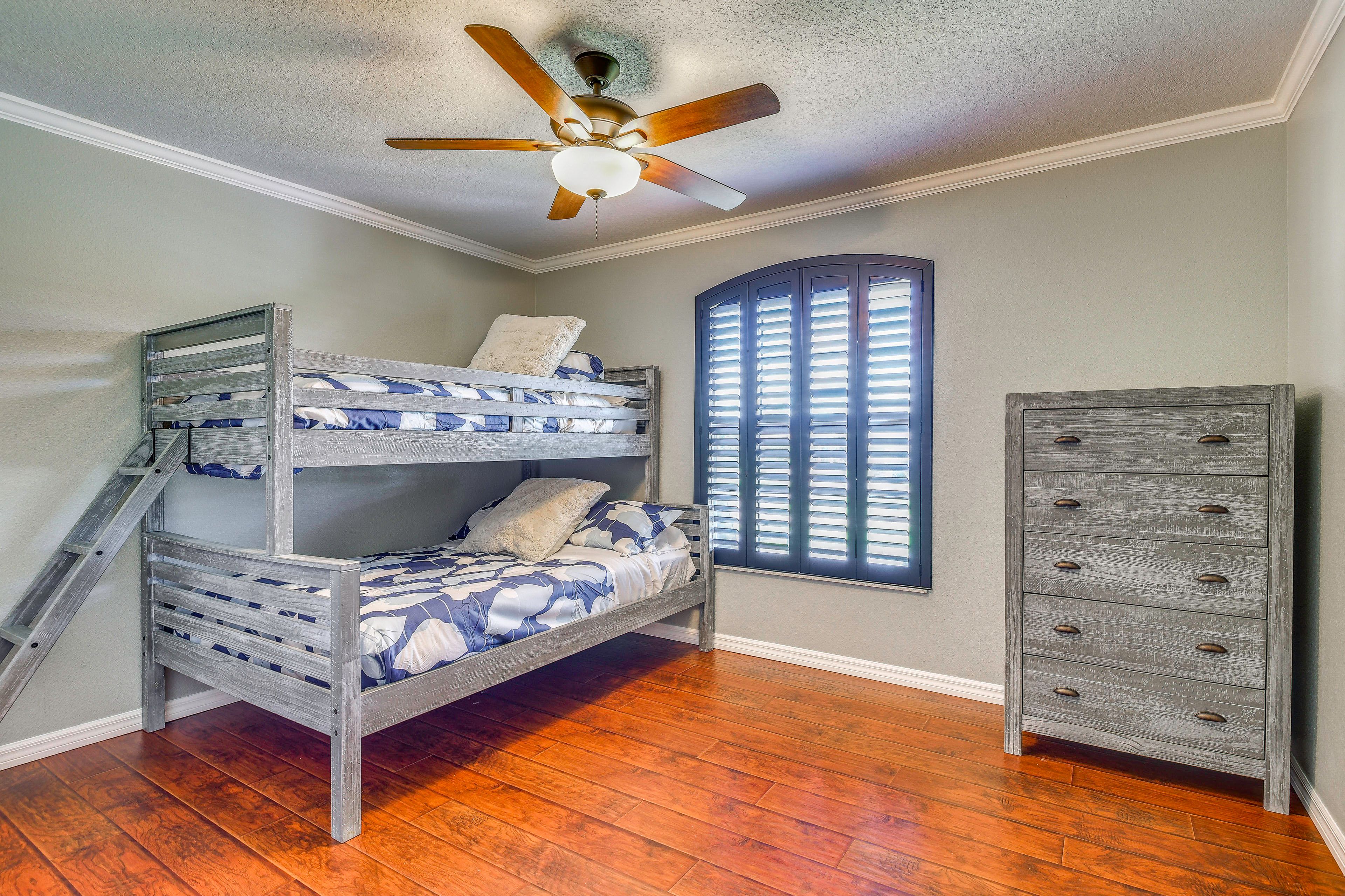 Bedroom 3 | Twin/Full Bunk Bed