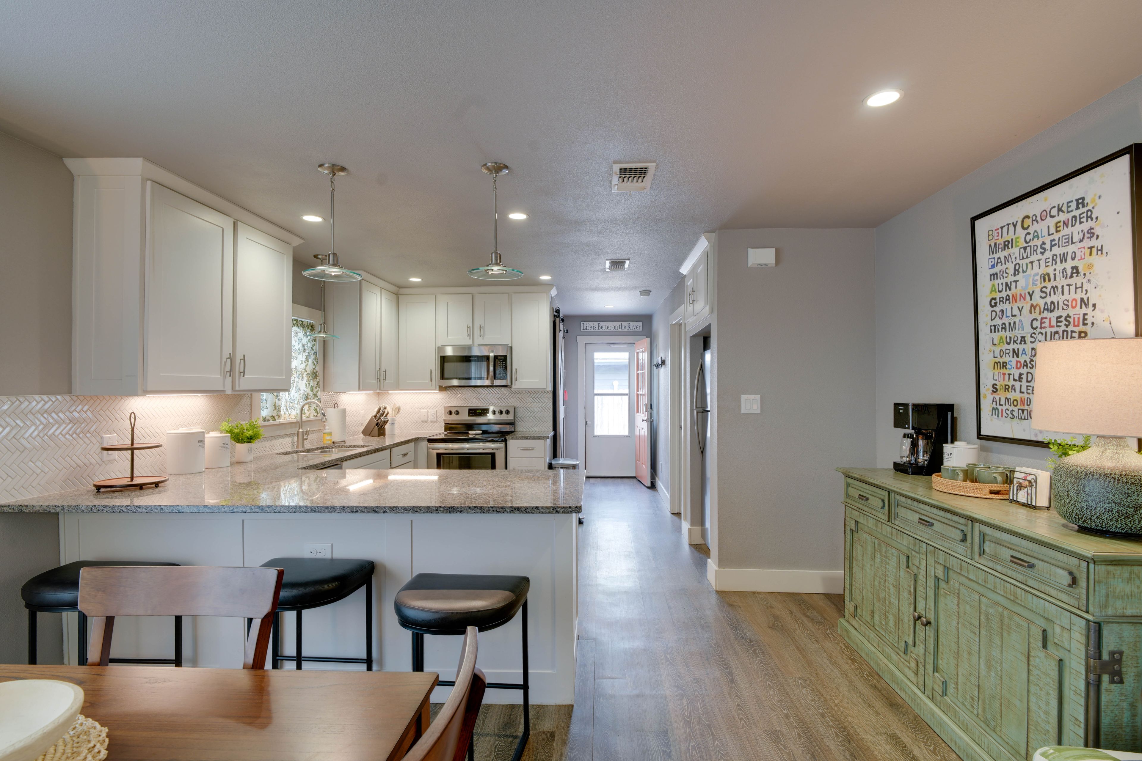 Kitchen & Dining Area