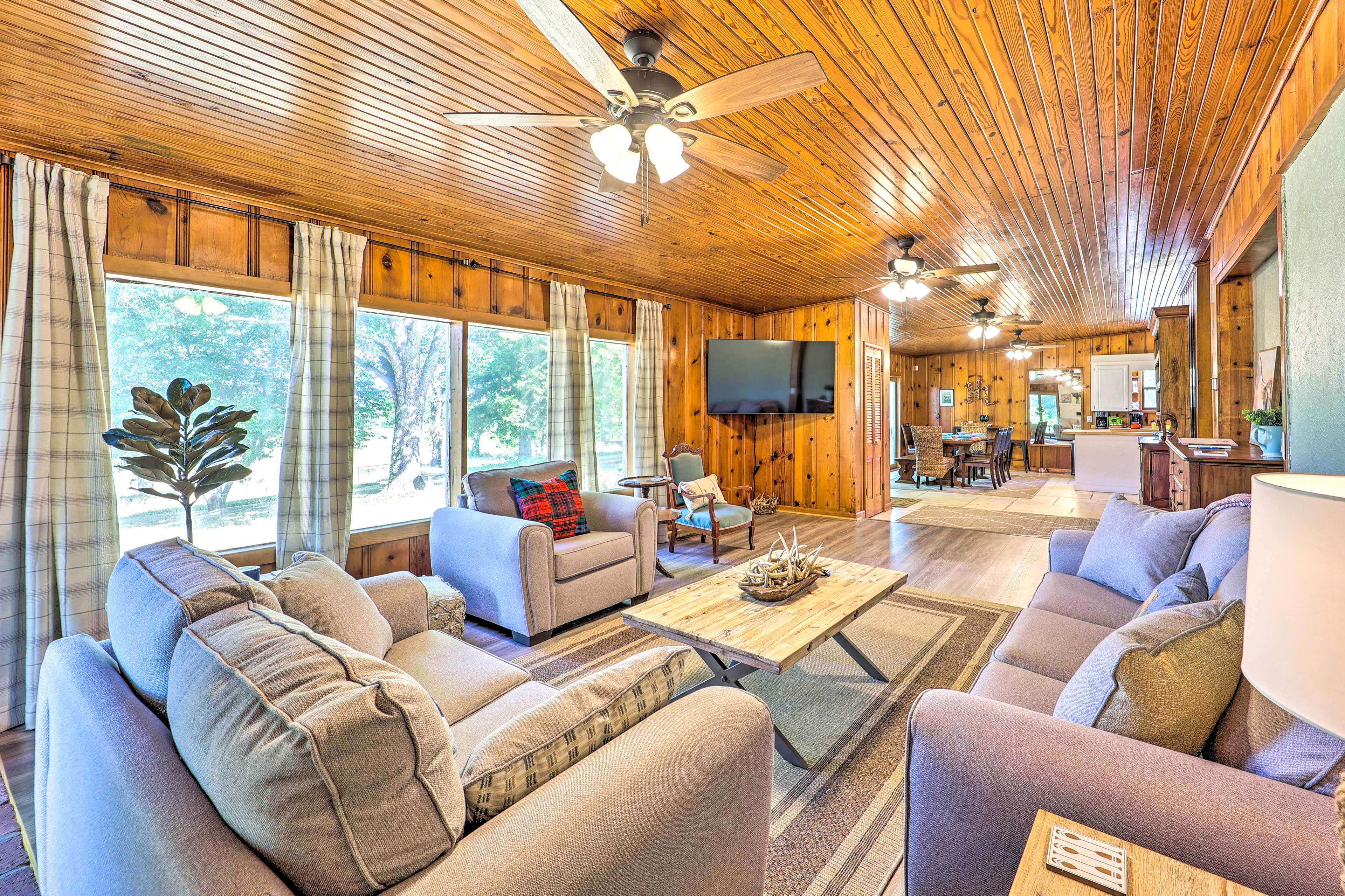 Grove Vacation Rental | 8BR | 7BA | 4,430 Sq Ft | Step-Free Access