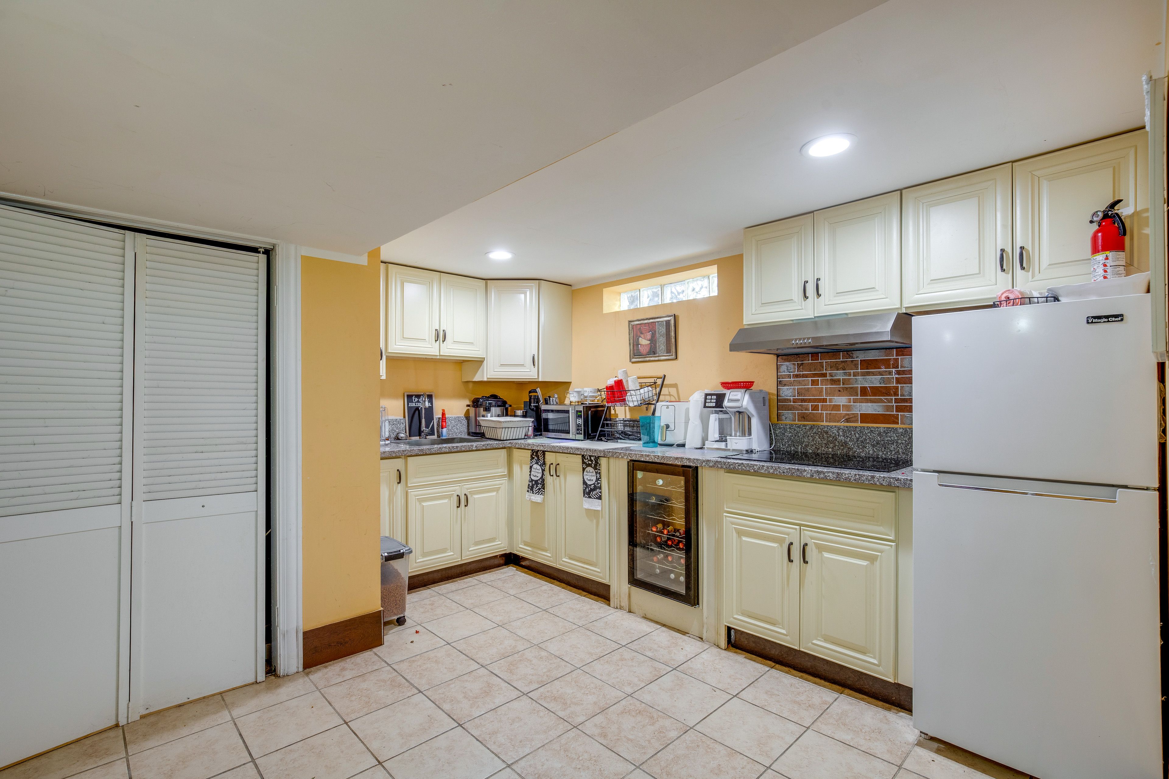 Kitchenette | Stovetop | Microwave | Crockpot