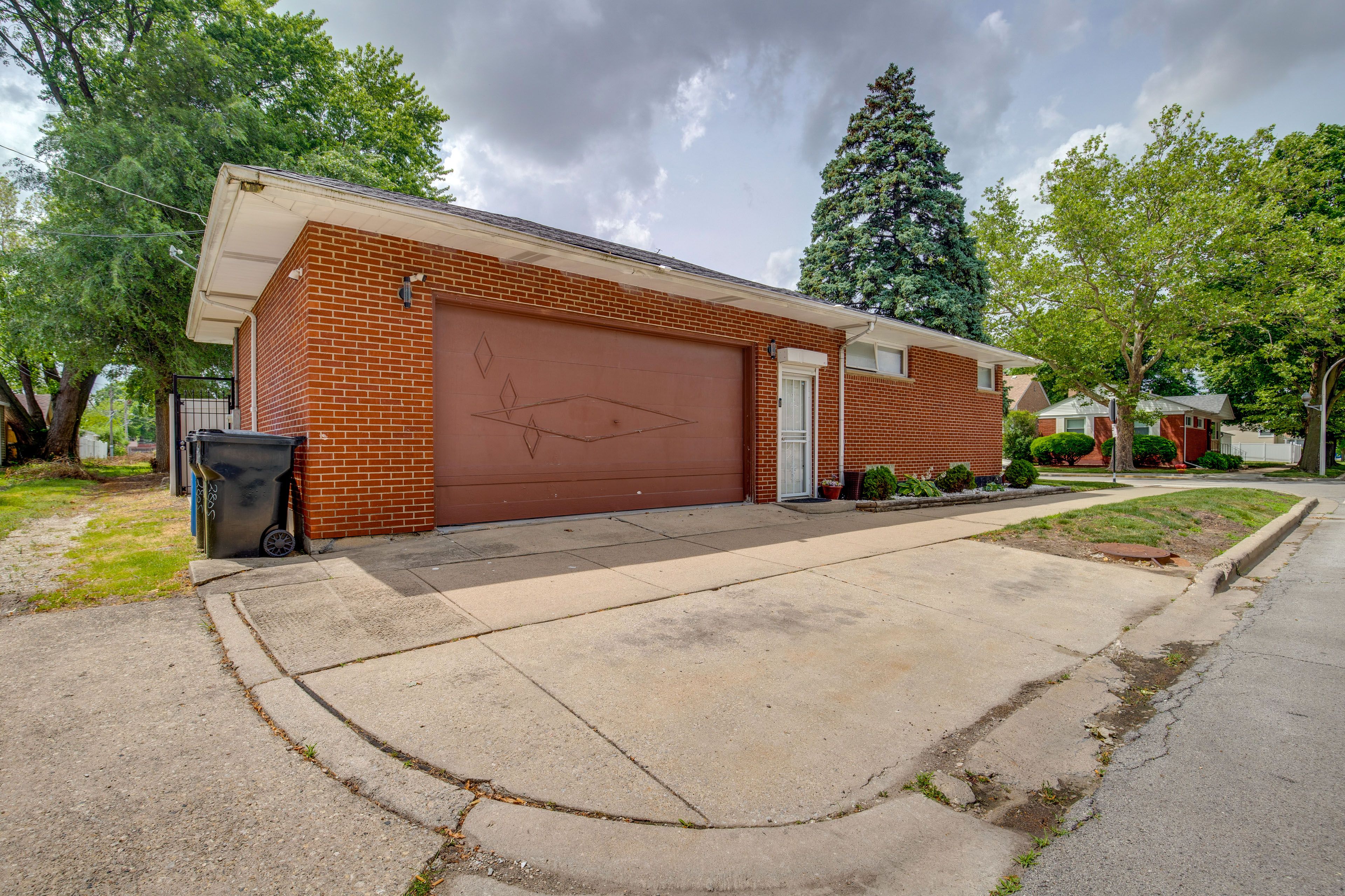 Property Exterior | Street Parking