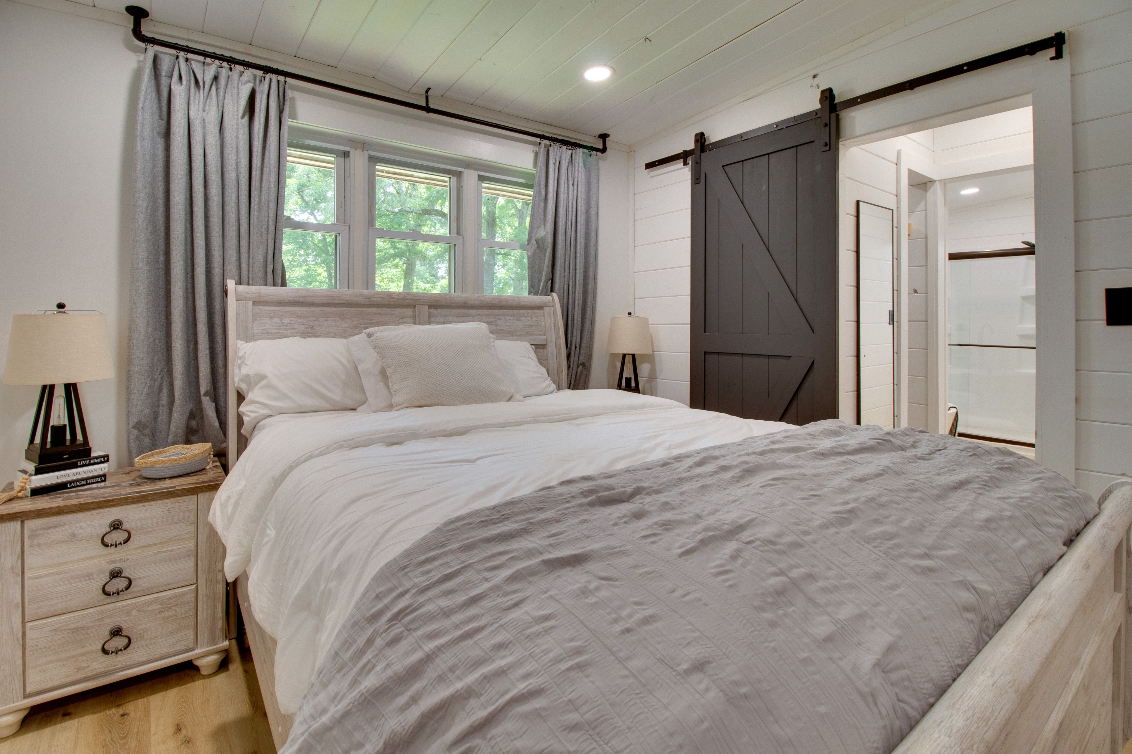 Bedroom 1 | Queen Bed | 1st Floor