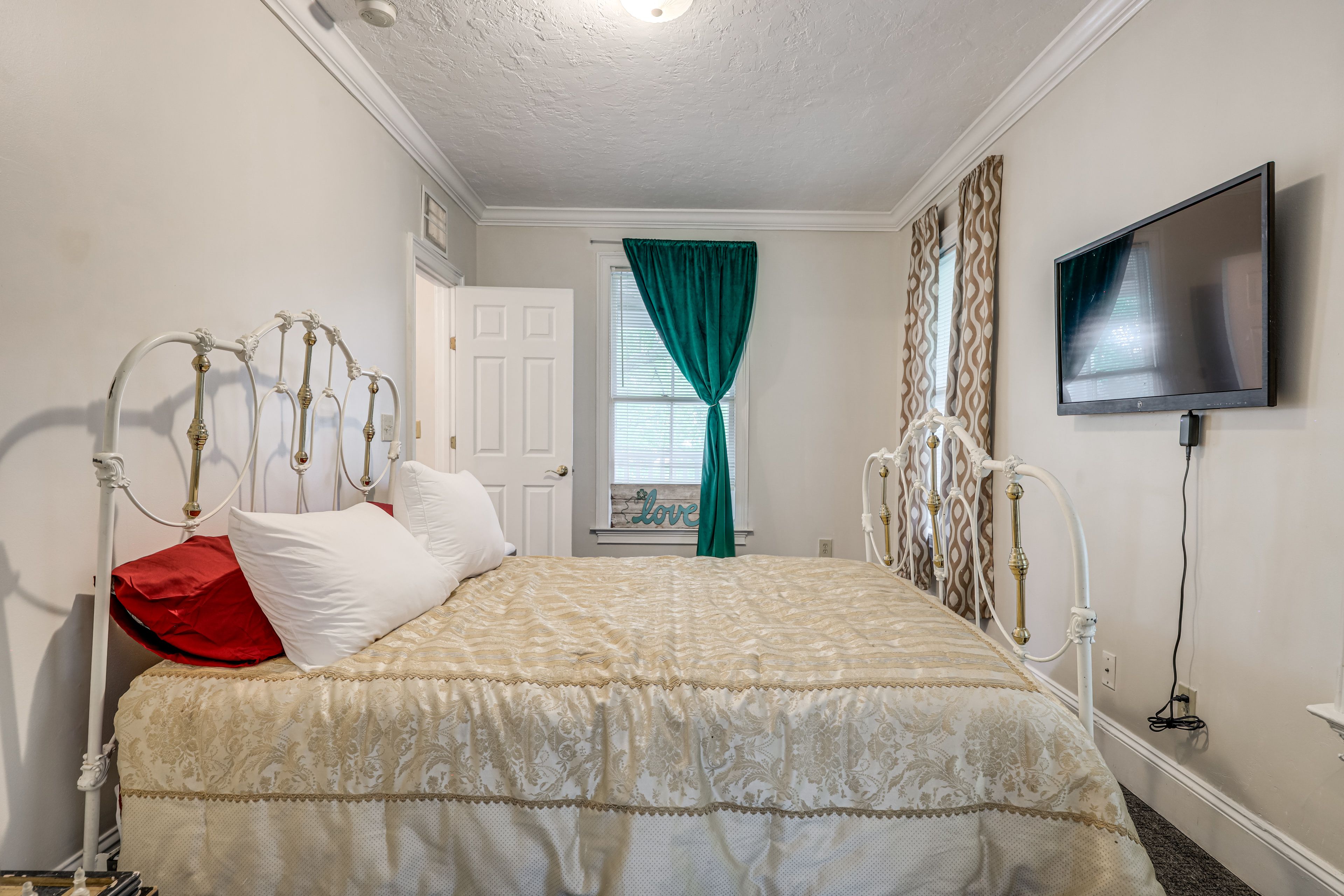 Bedroom 4 | Queen Bed