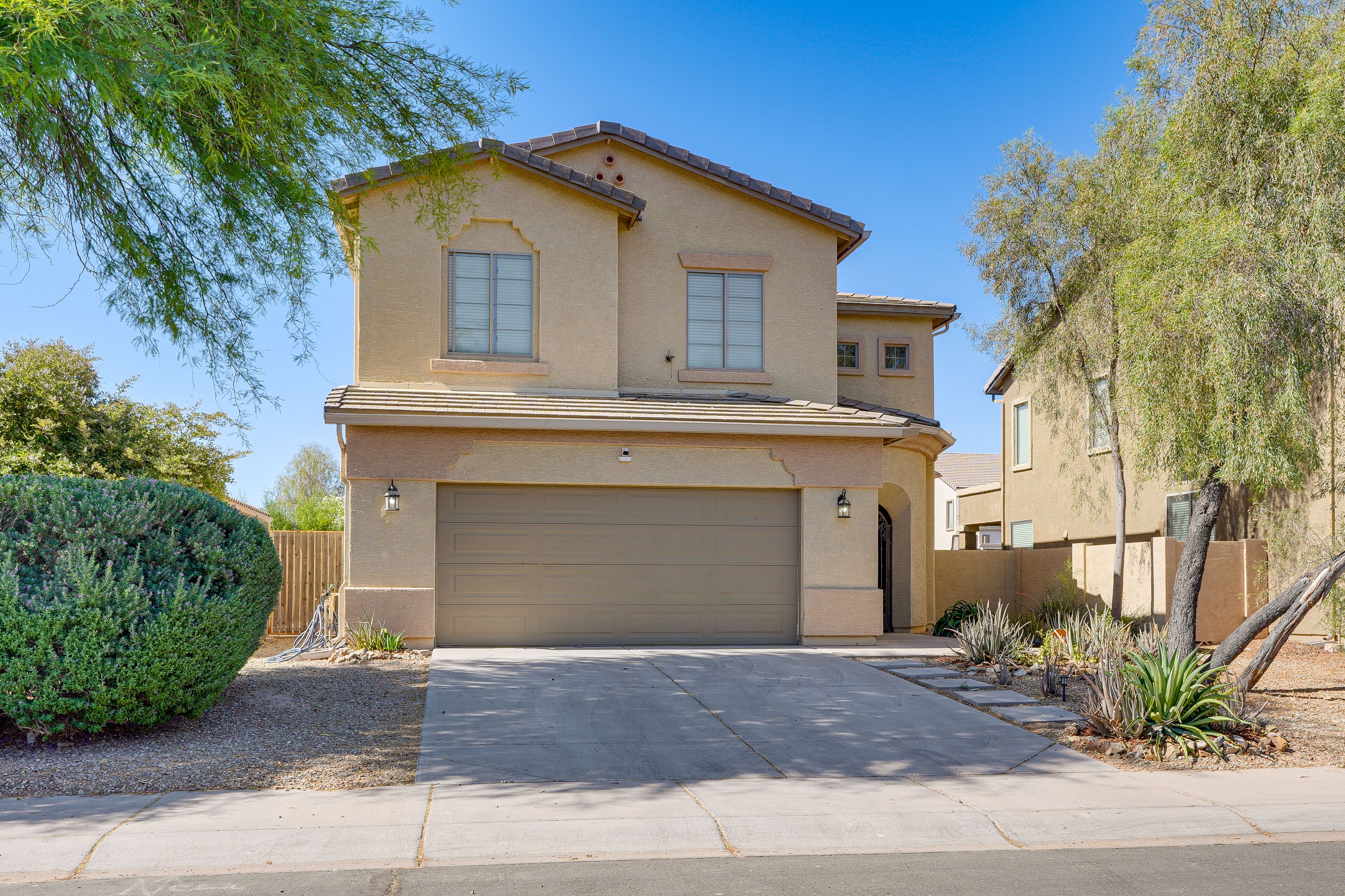 Driveway Parking (2 Vehicles) | No Garage Access