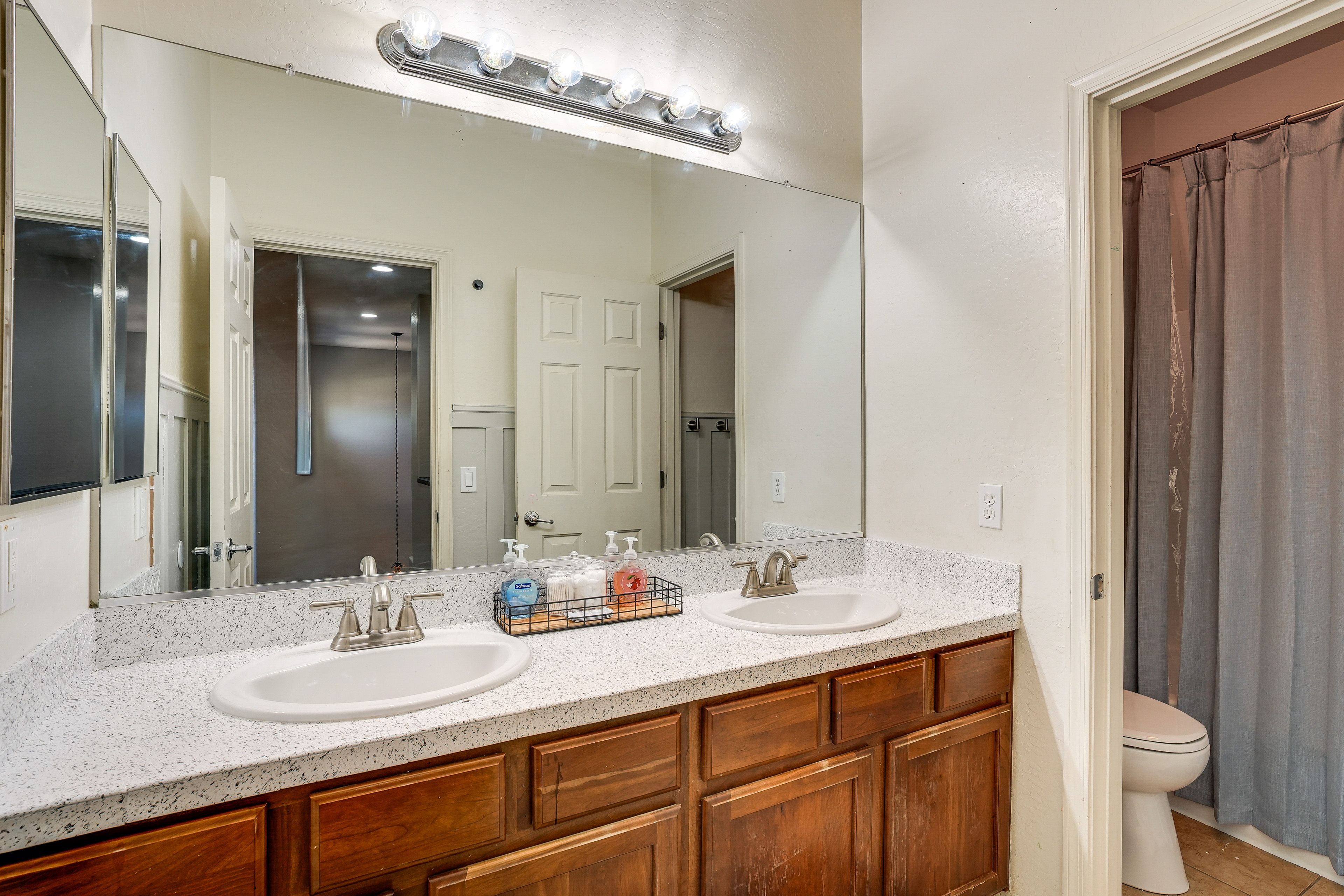 Bathroom | 2nd Floor