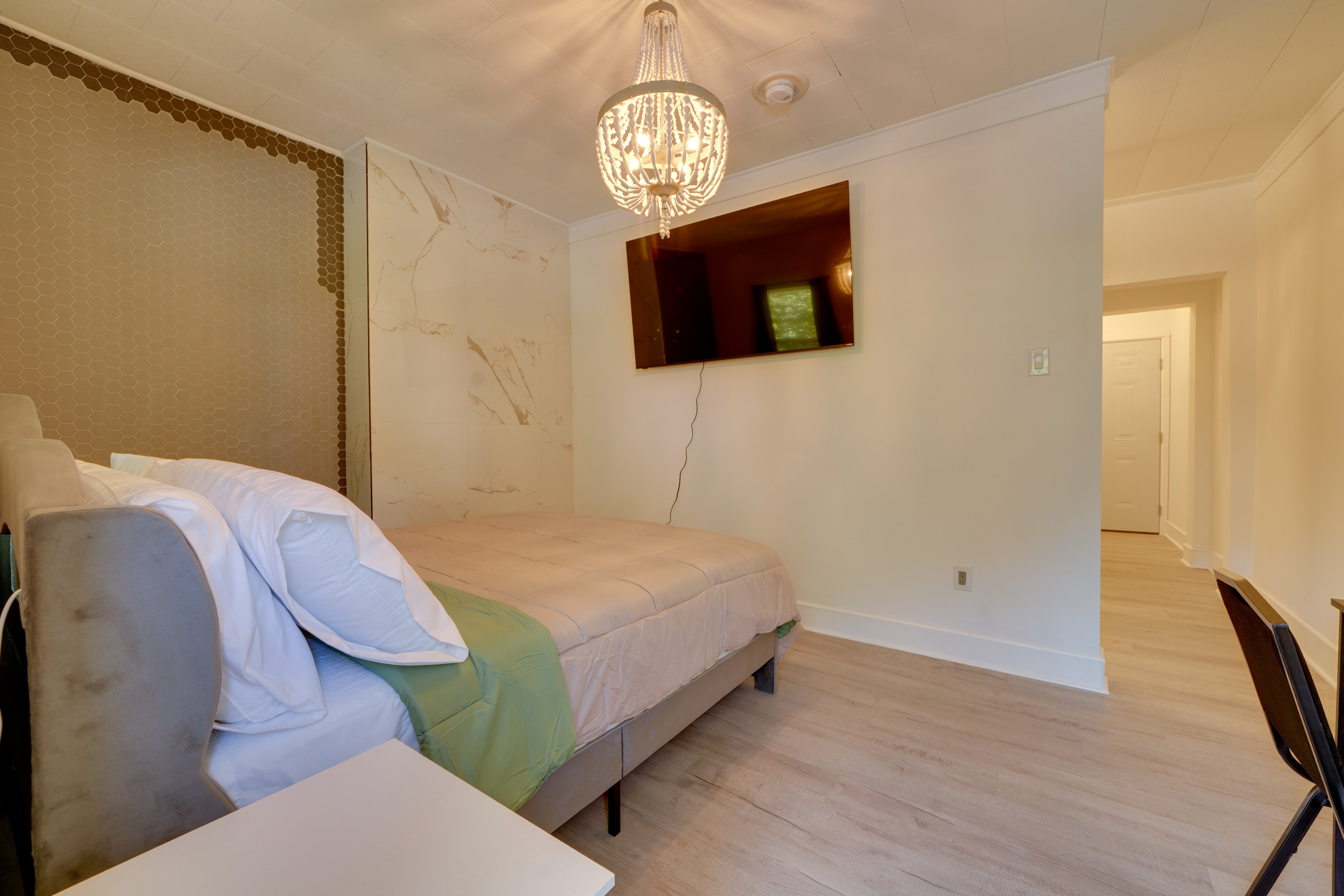 Studio | Queen Bed