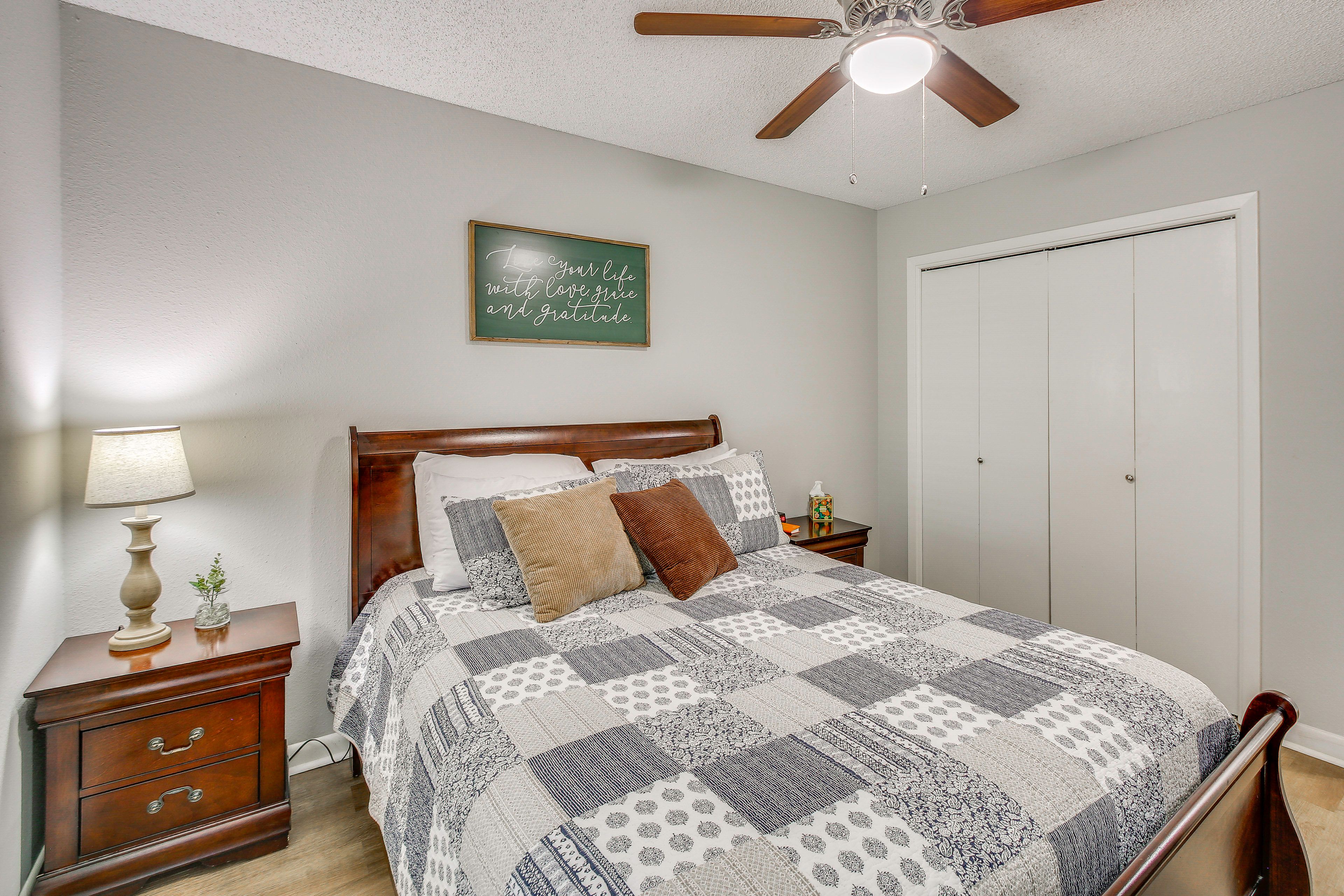 Bedroom 1 | Queen Bed