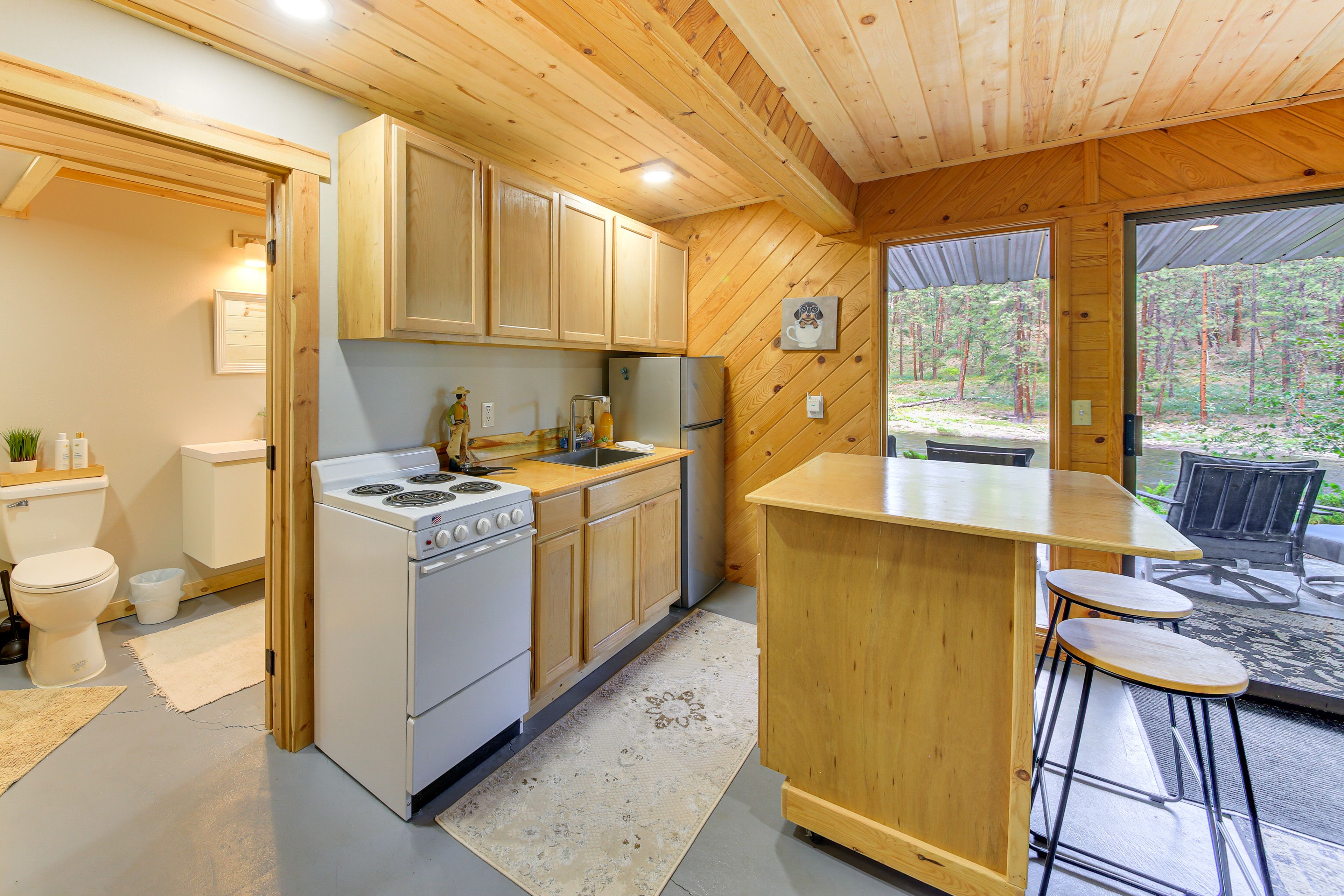 Kitchen | Cooking Basics | Island Dining Area | Dishes & Flatware Provided