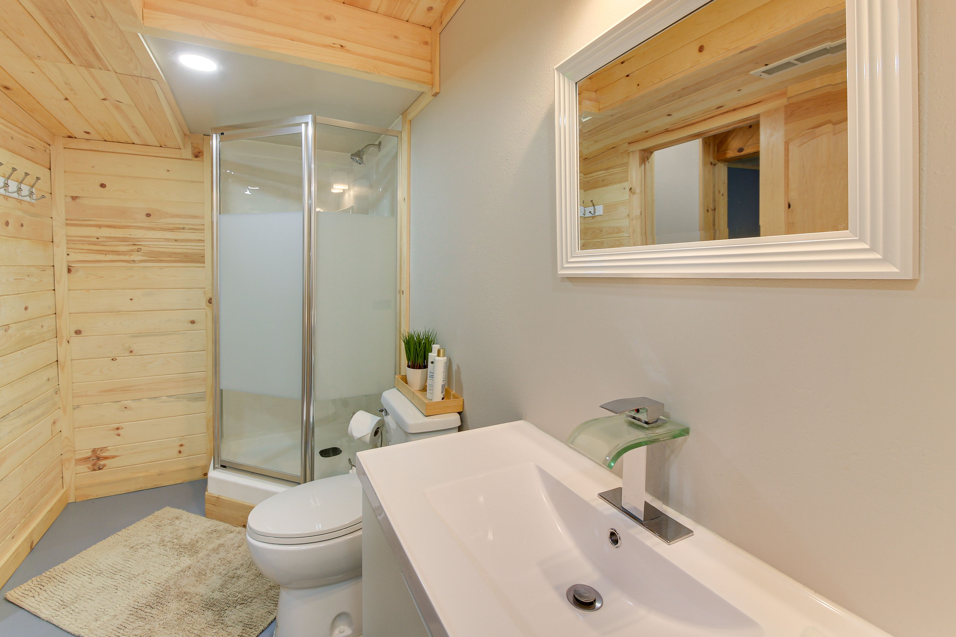 Full Bathroom | Towels & Linens Provided | Washer & Dryer