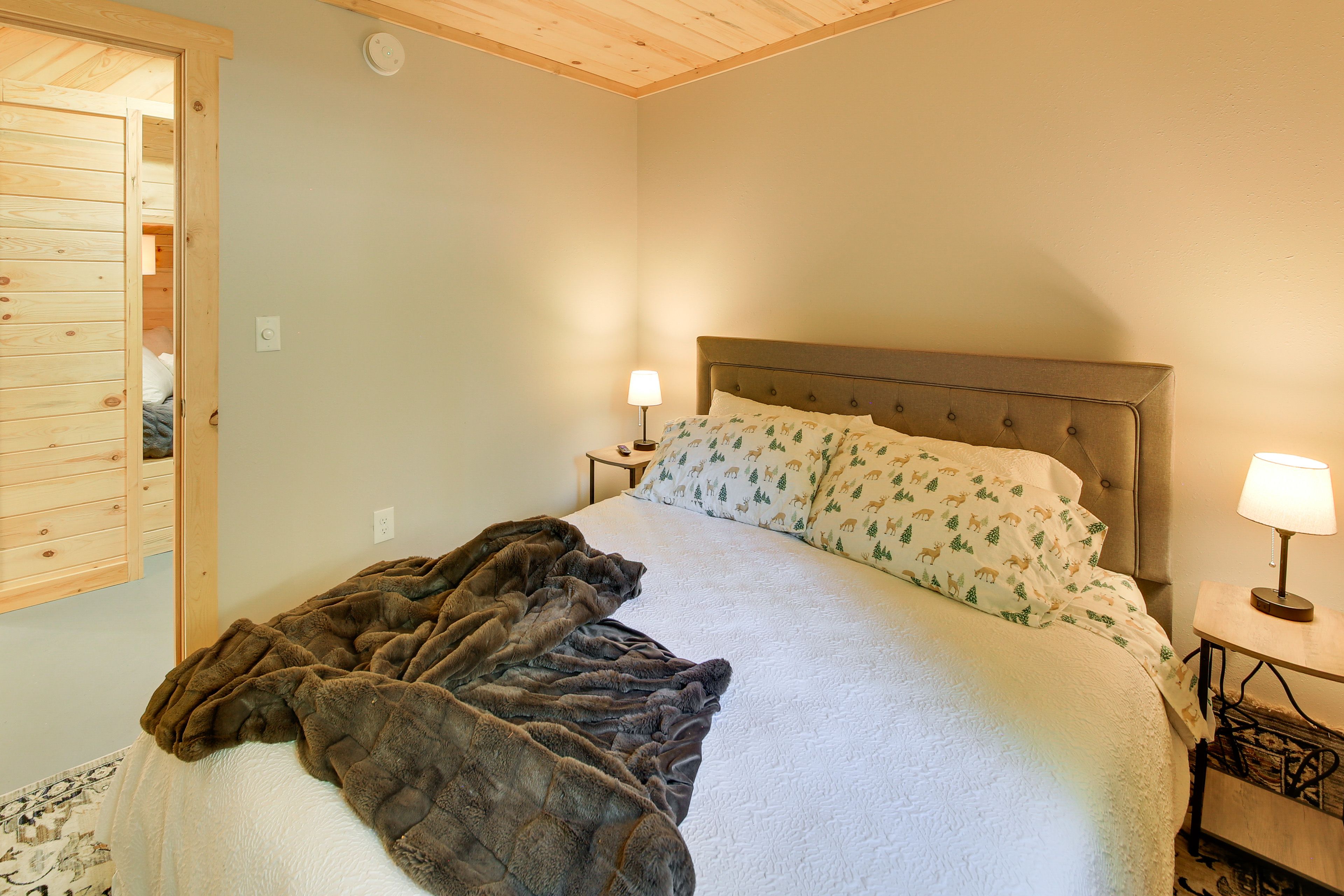 Bedroom 3 | Queen Bed