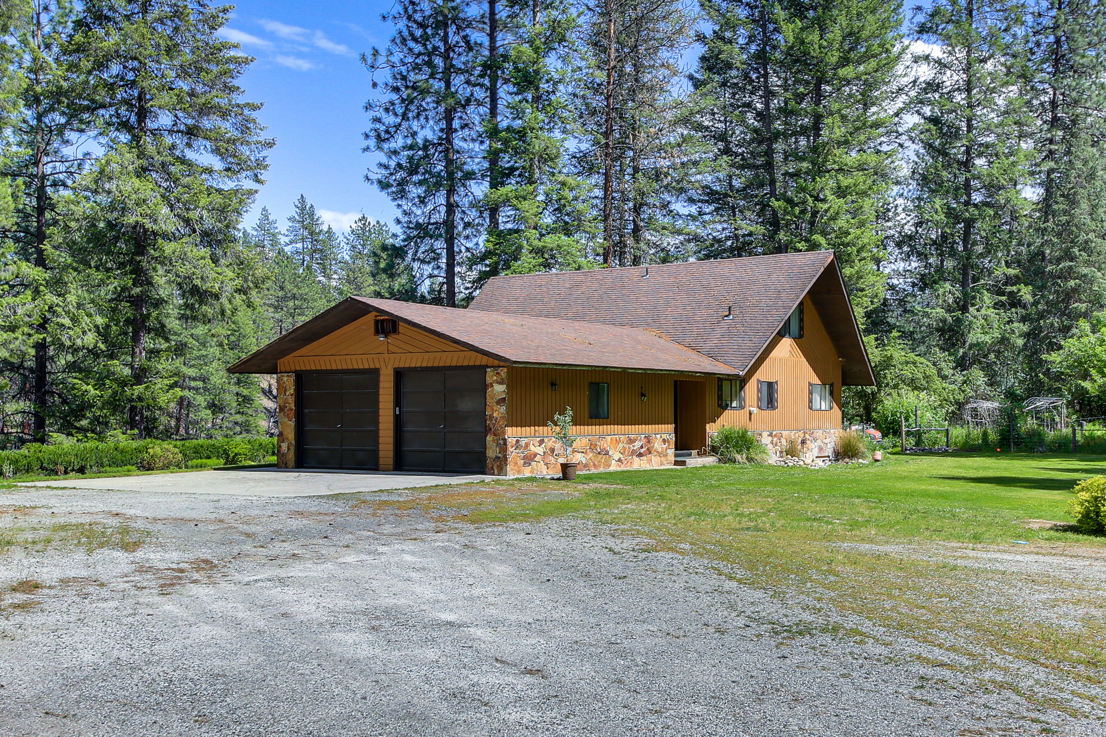 Driveway Parking (4 Vehicles) | RV/Trailer/Boat Parking Permitted