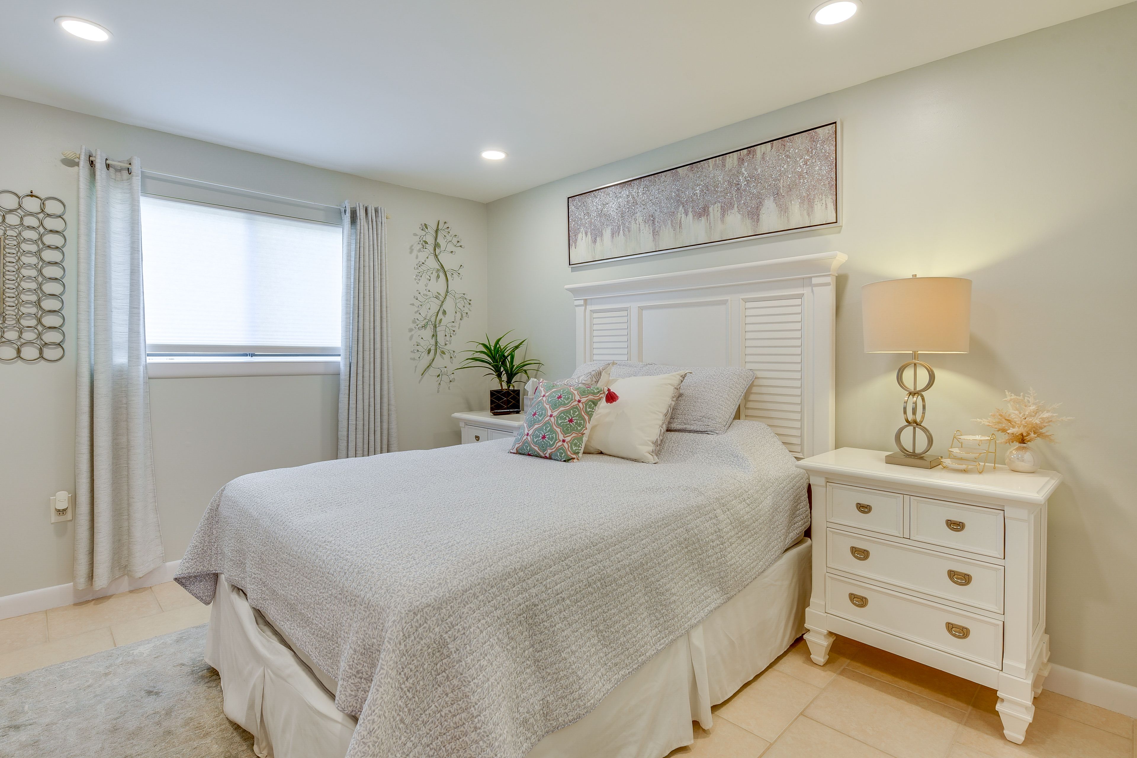 Bedroom 1 | Queen Bed