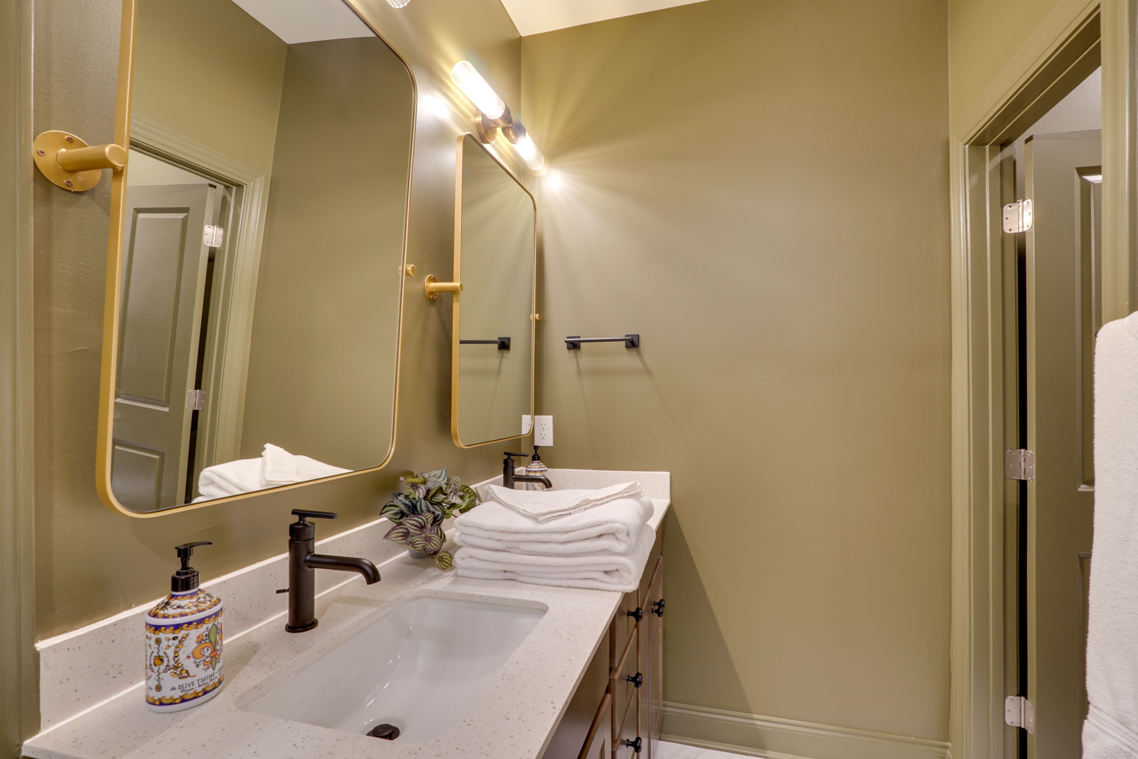 En-Suite Bathroom | 1st Floor