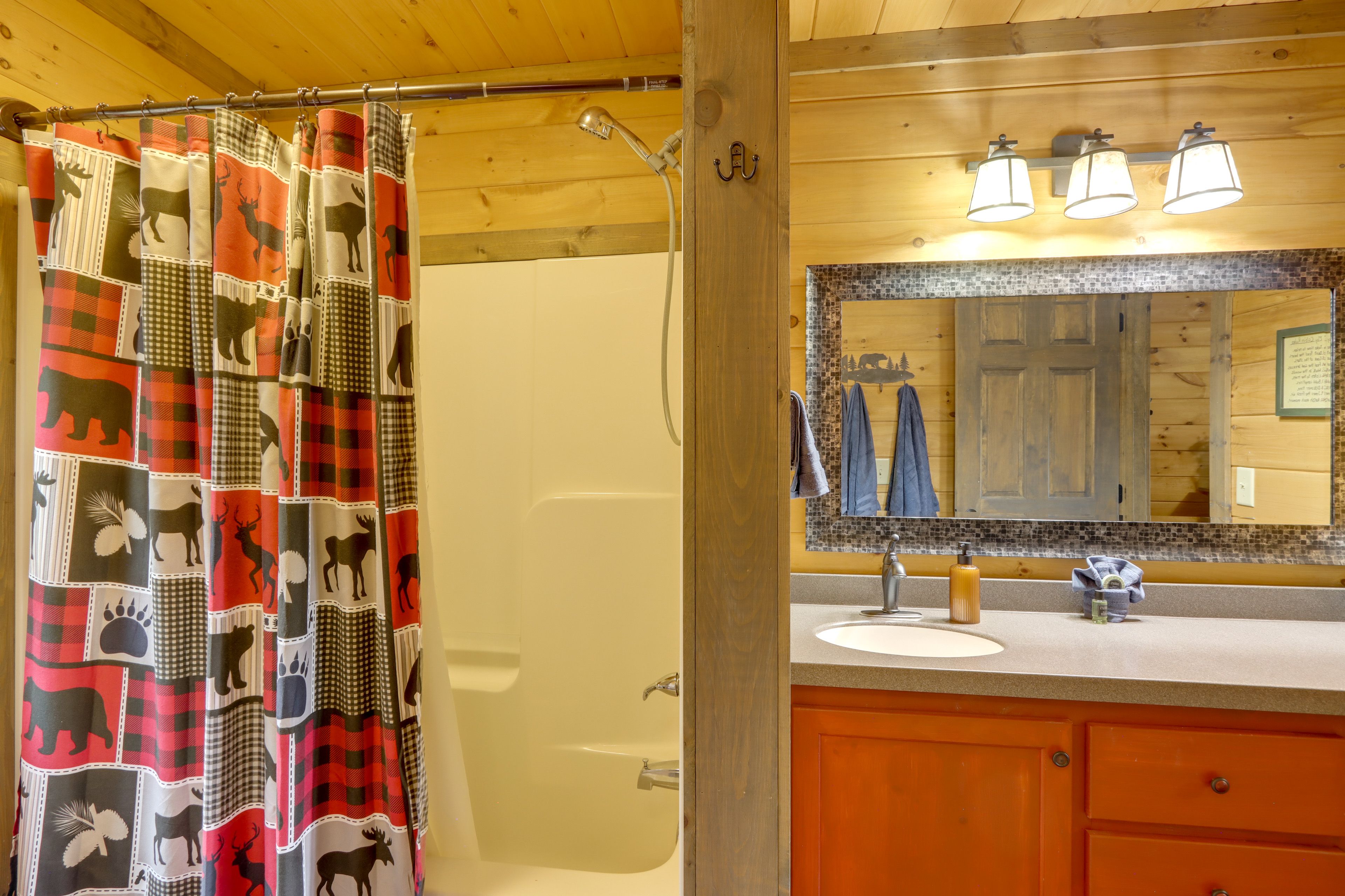 En-Suite Bathroom | Towels & Linens Provided | 1st Floor