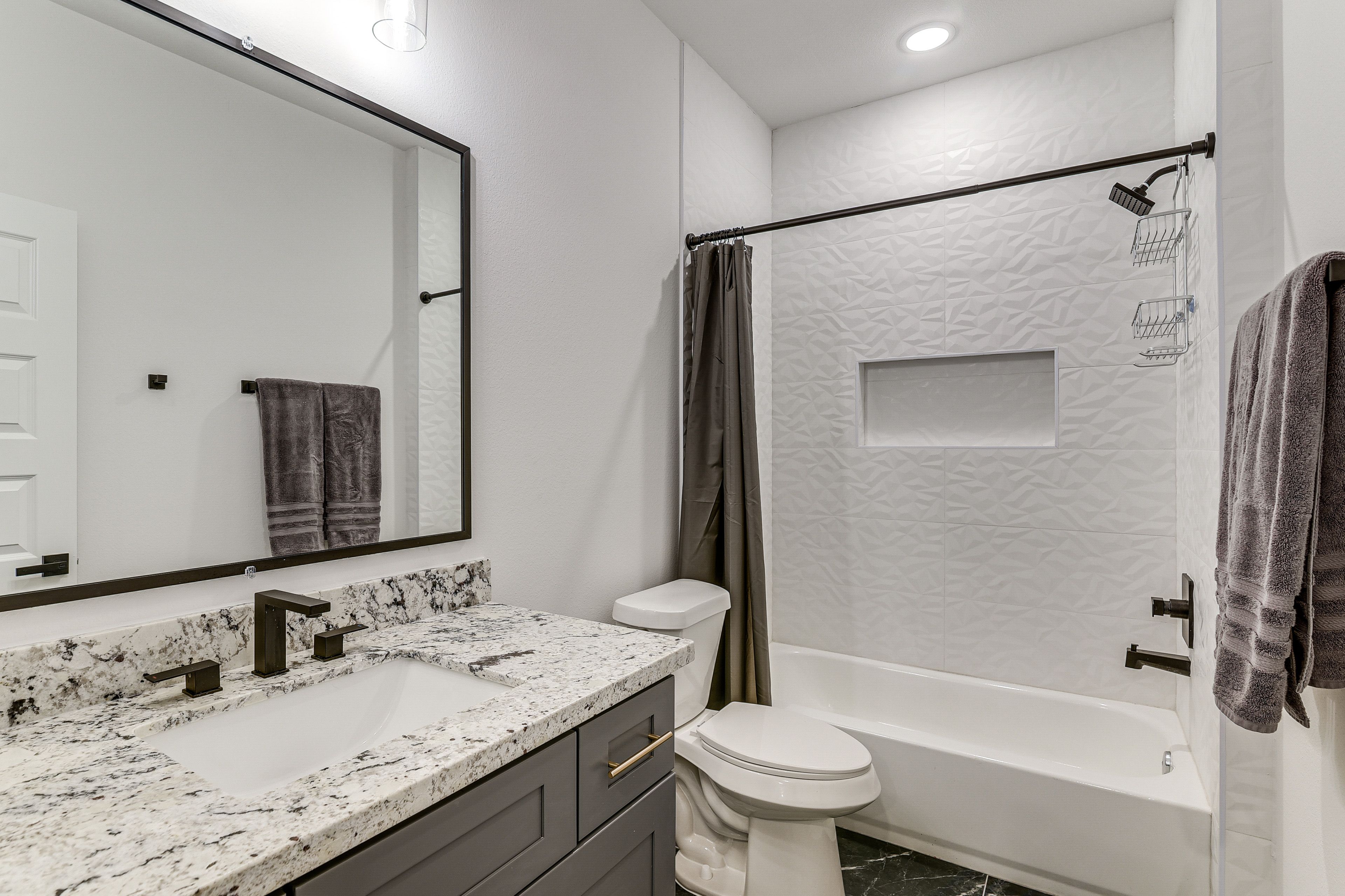 Full Bathroom | 2nd Floor