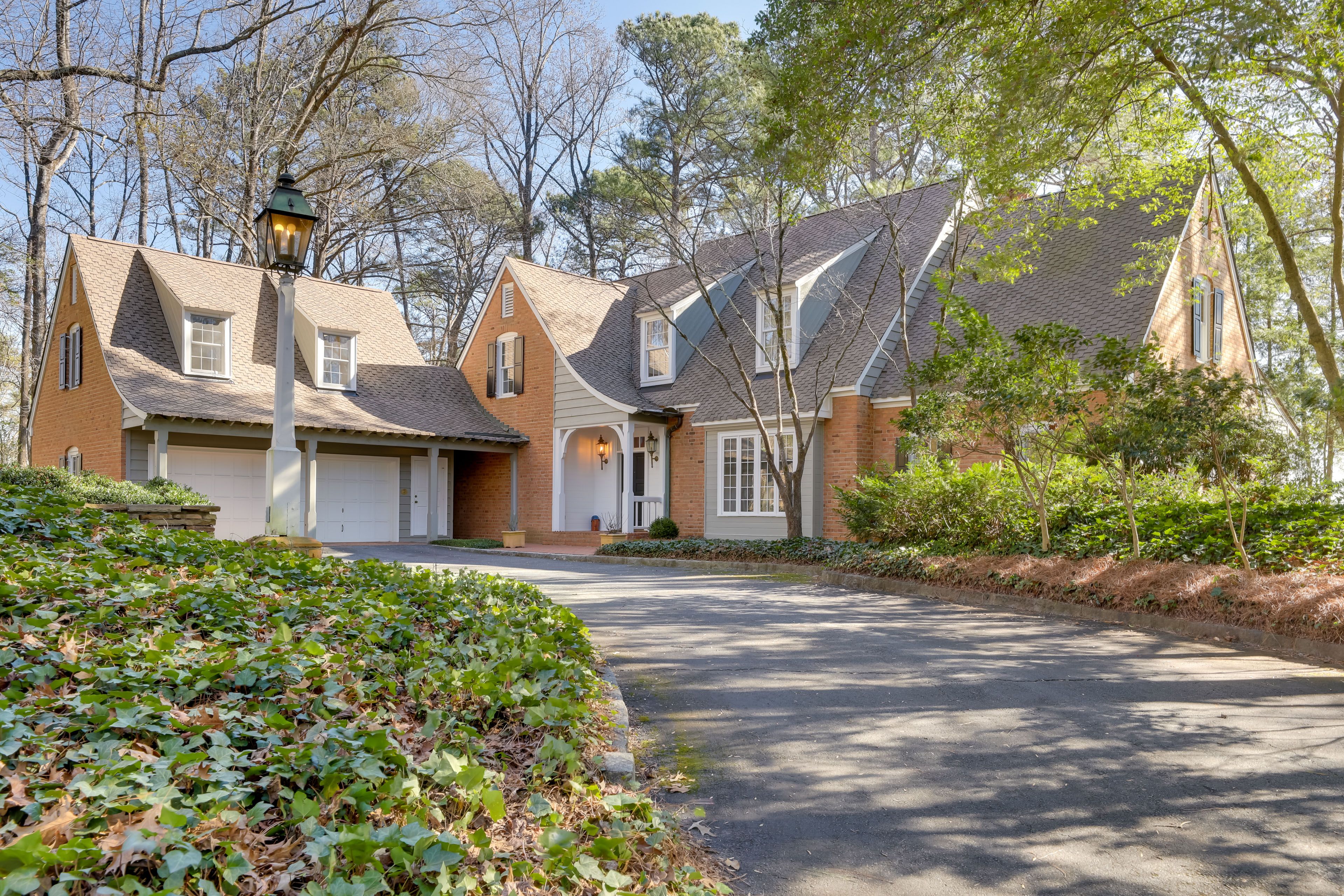 Atlanta Vacation Rental | 3BR | 3.5BA | 4,300 Sq Ft | Steps Required