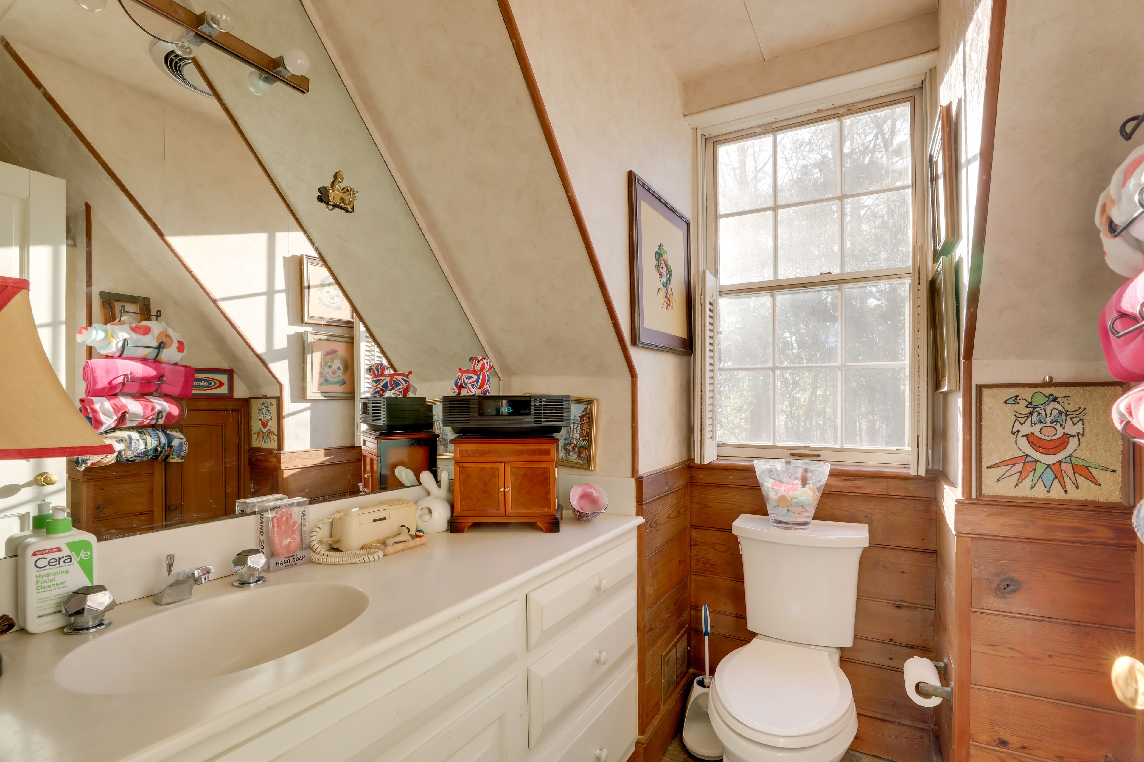 Full Bathroom | 2nd Floor