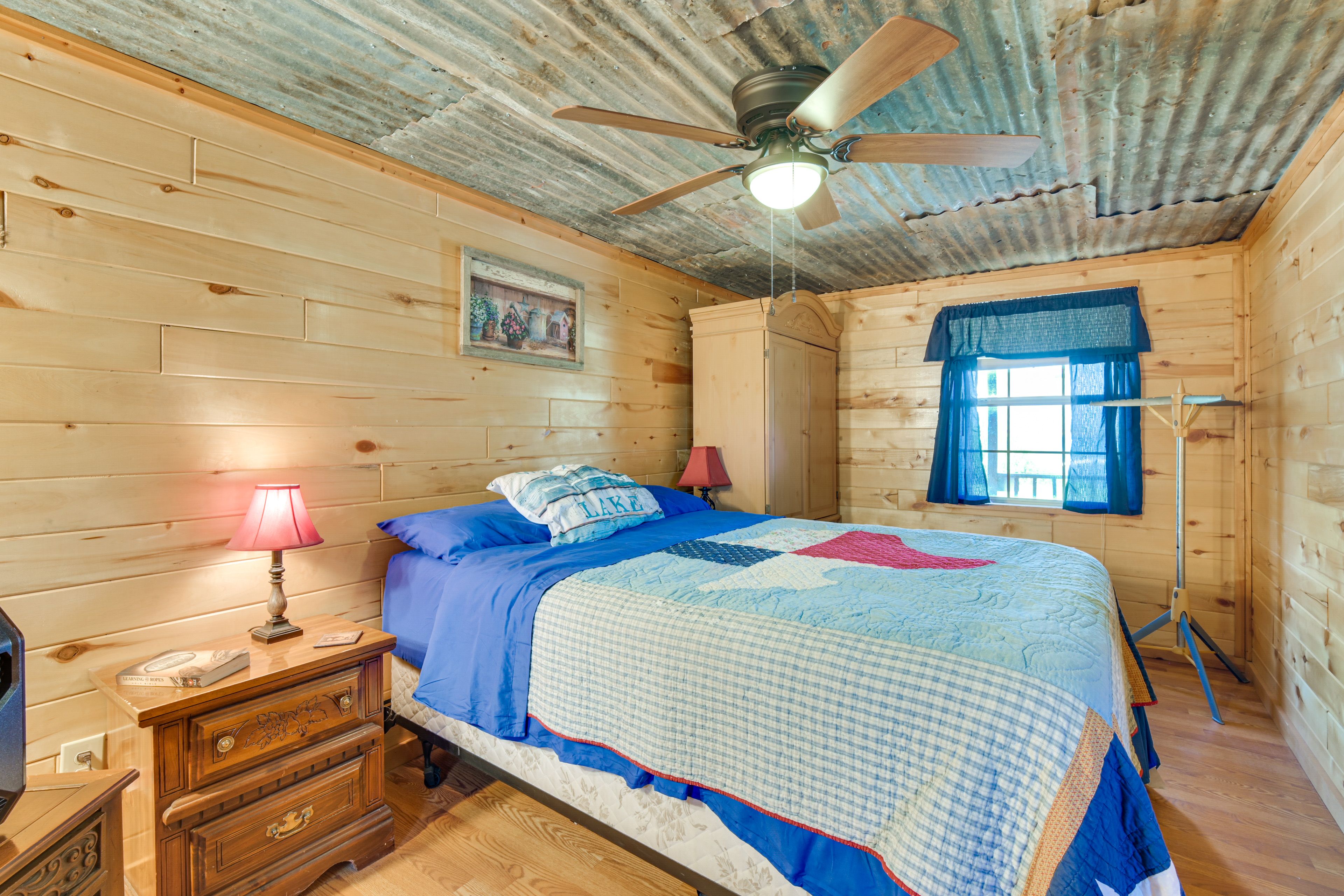 Bedroom | Queen Bed