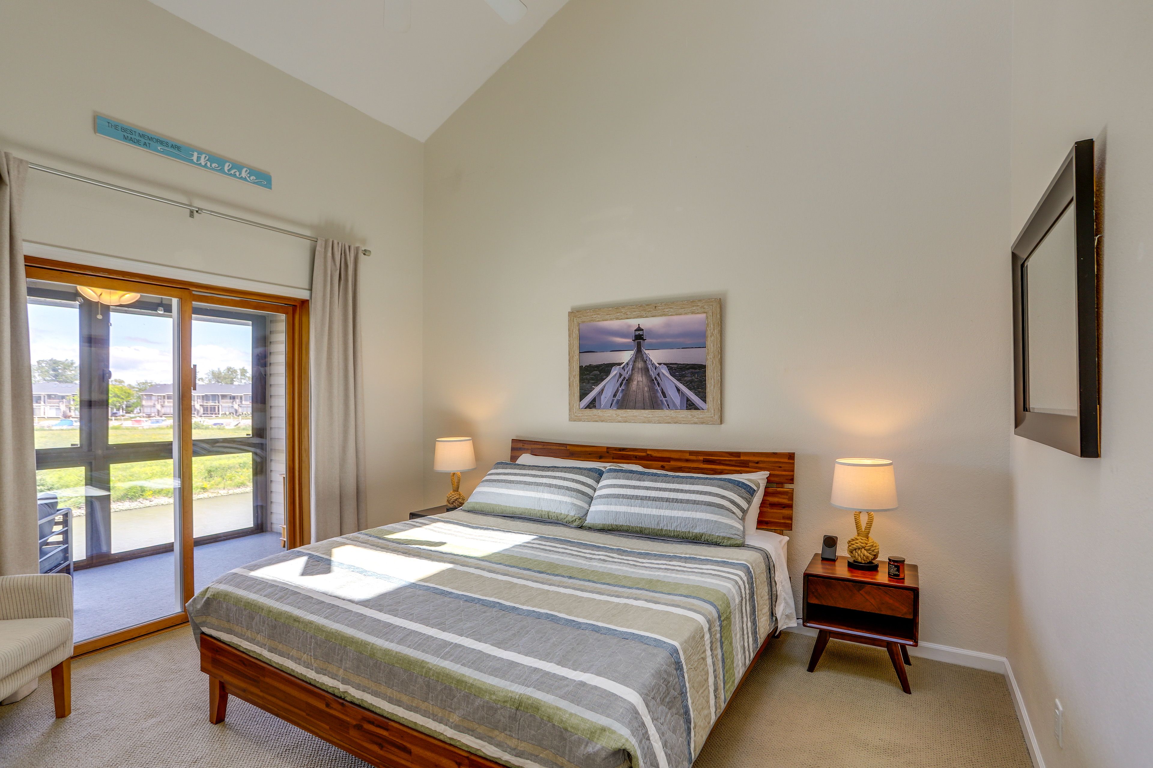 Bedroom 1 | King Bed