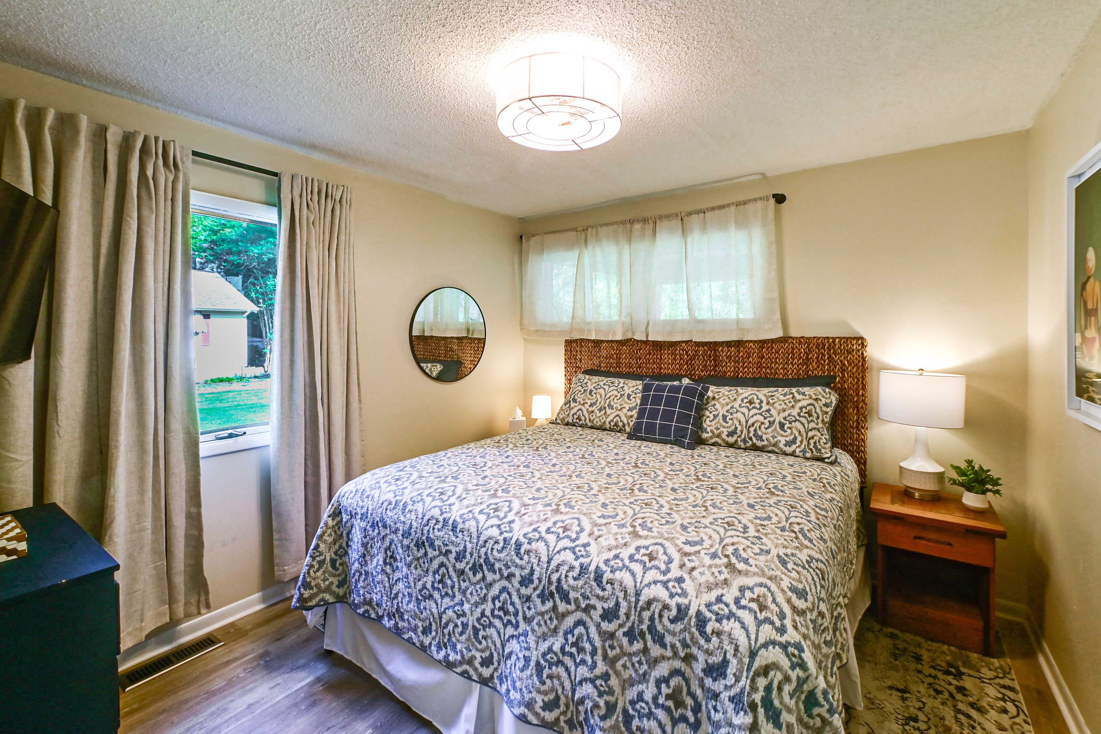 Bedroom 2 | King Bed | 1st Floor