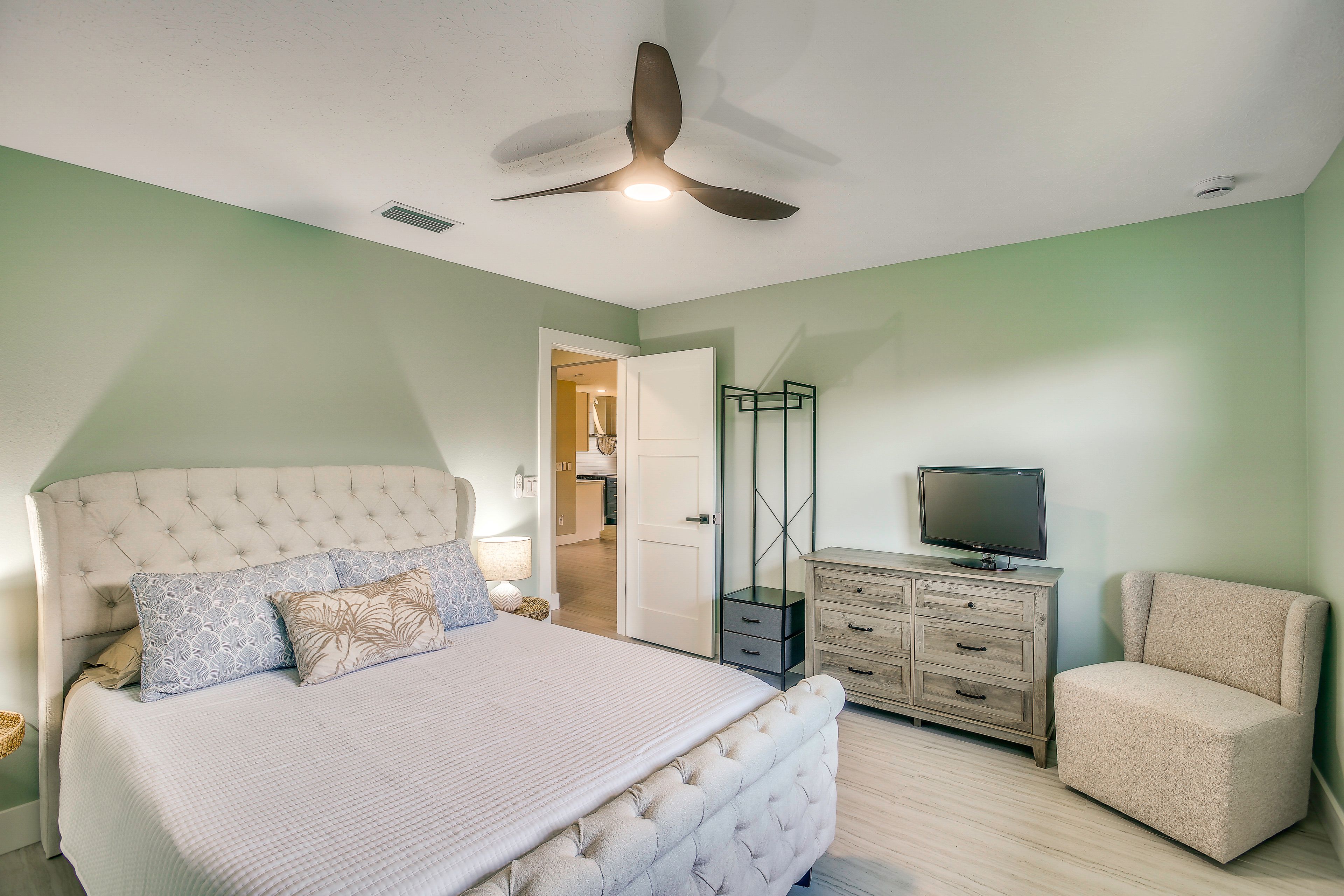 Bedroom 2 | Queen Bed