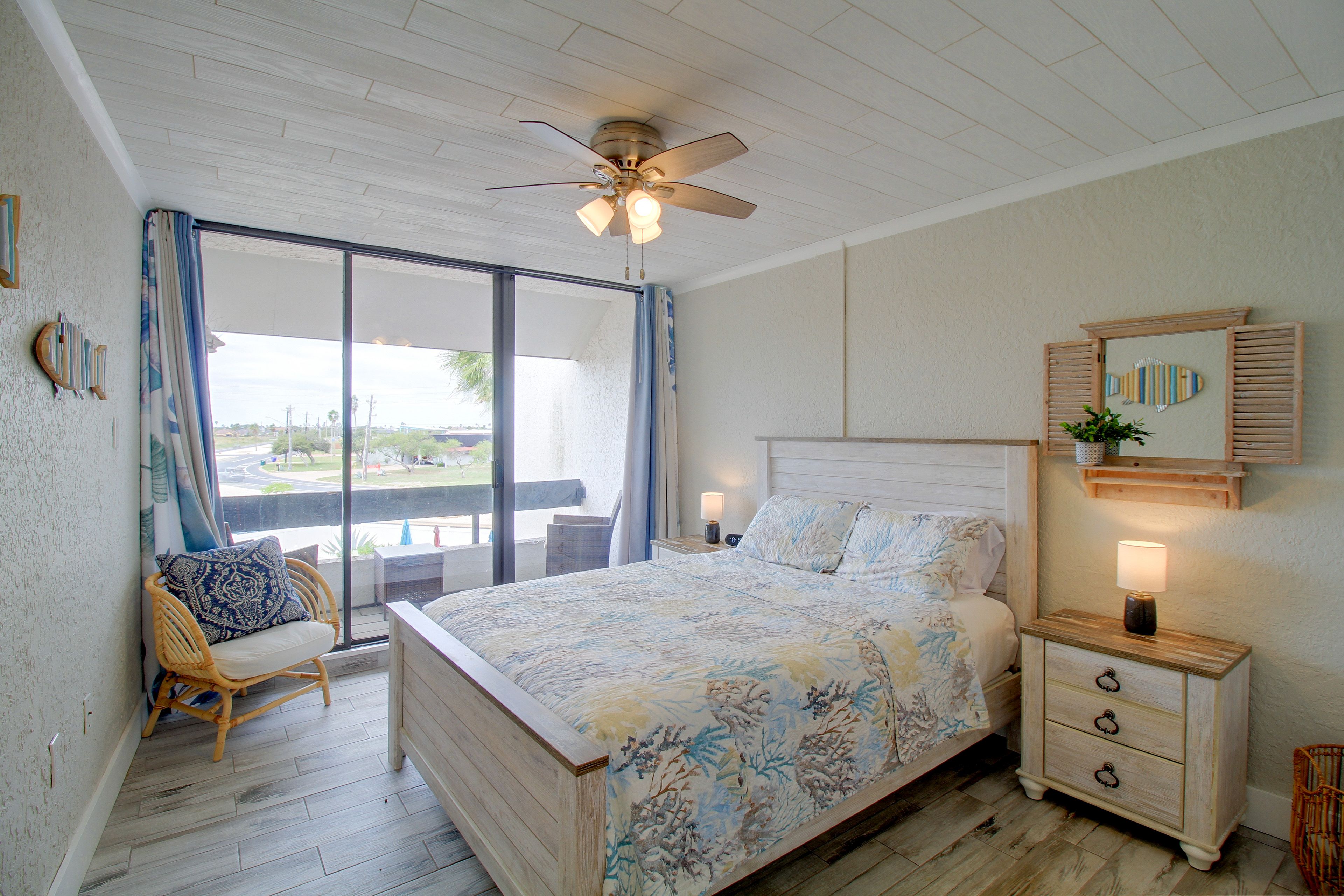 Bedroom 1 | Queen Bed