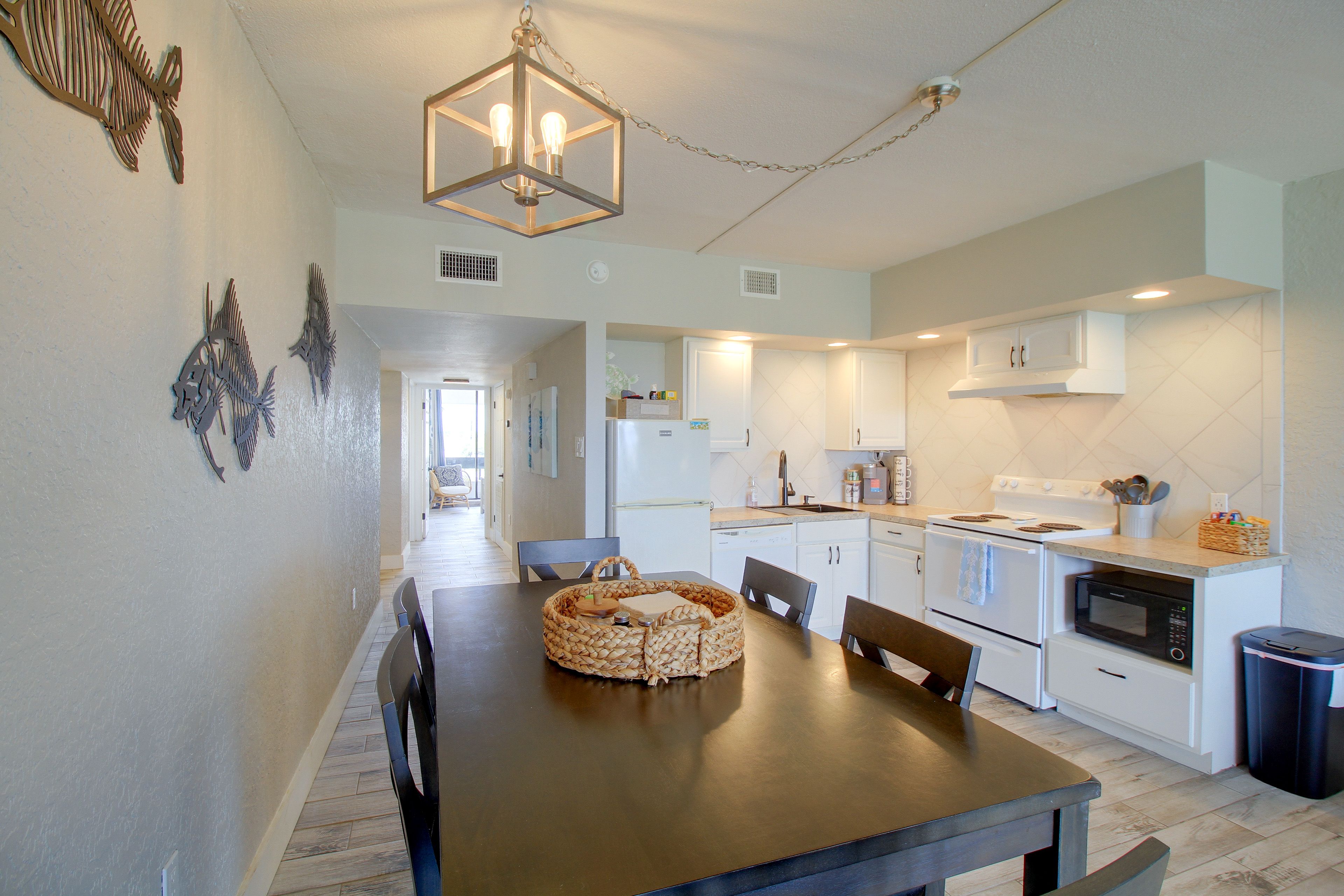 Kitchen & Dining Area