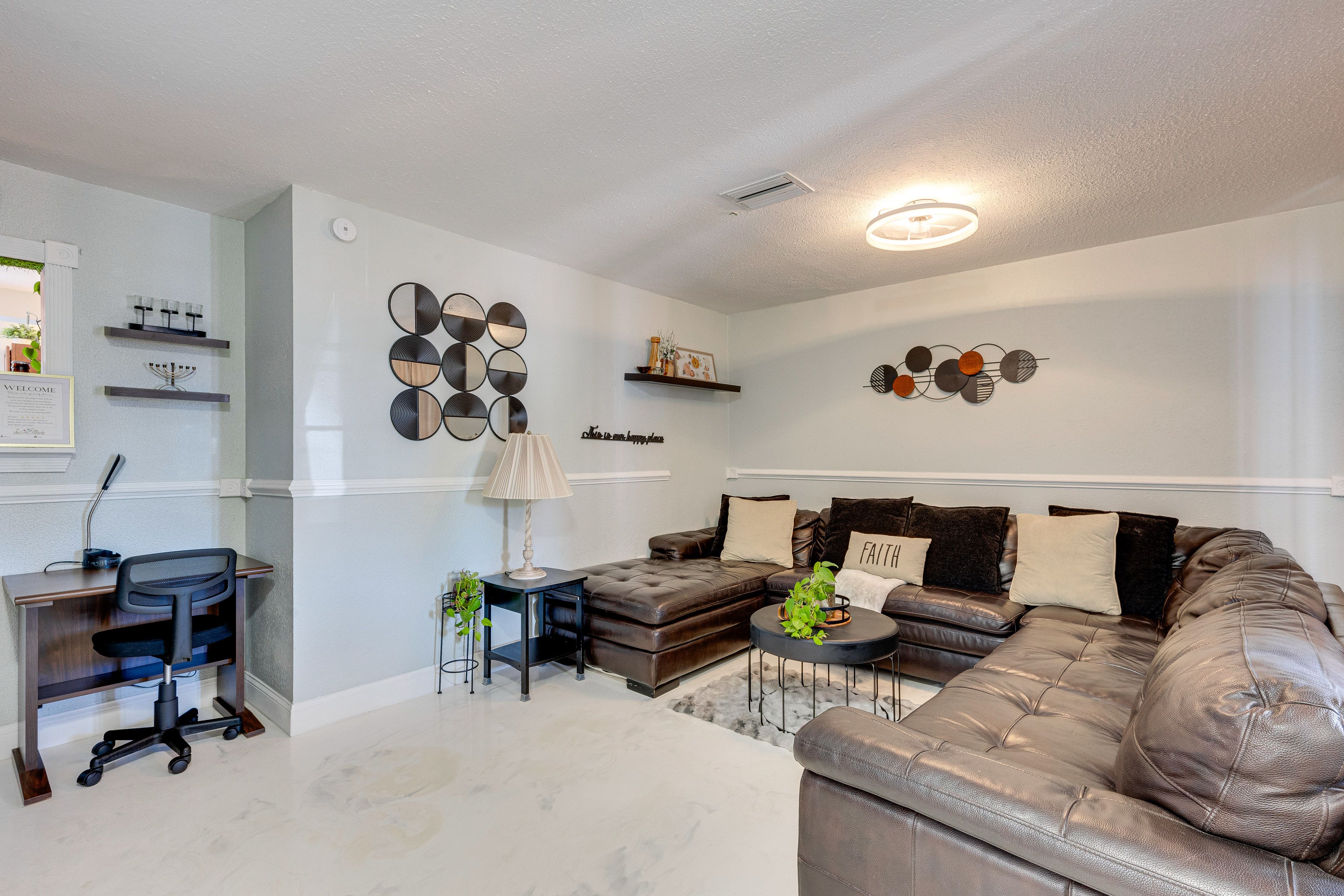 Living Room | Desk