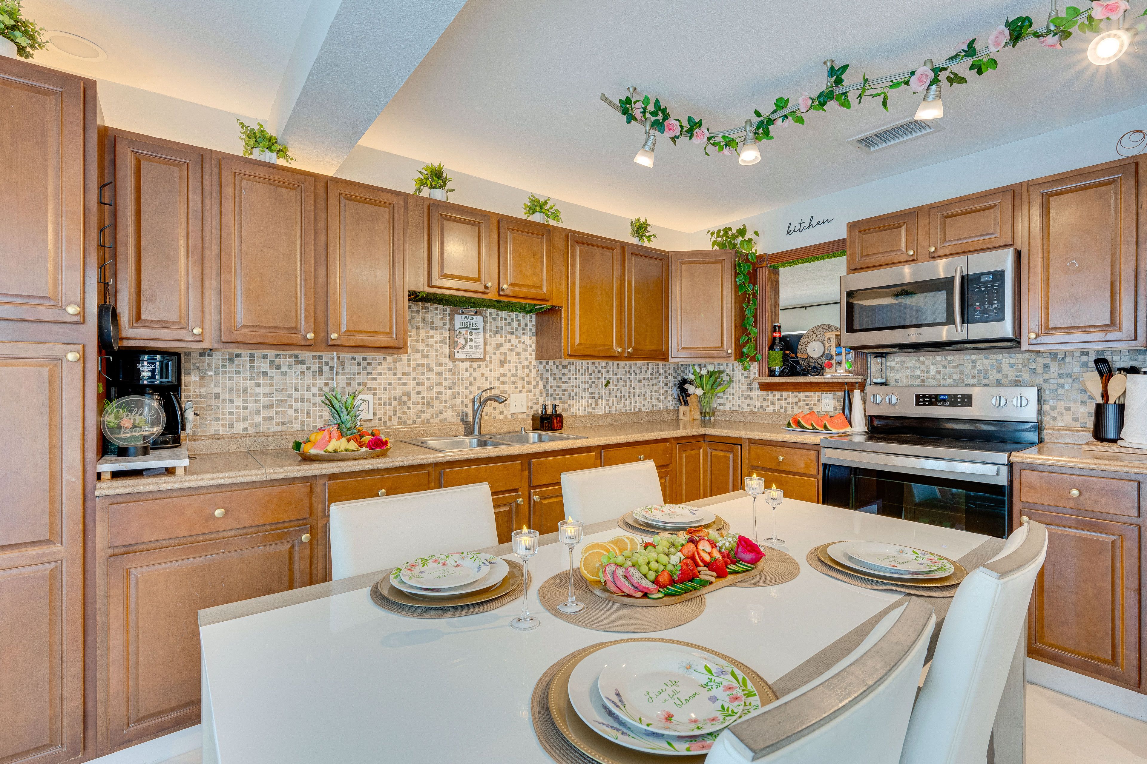 Kitchen & Dining Area | Single-Story Home