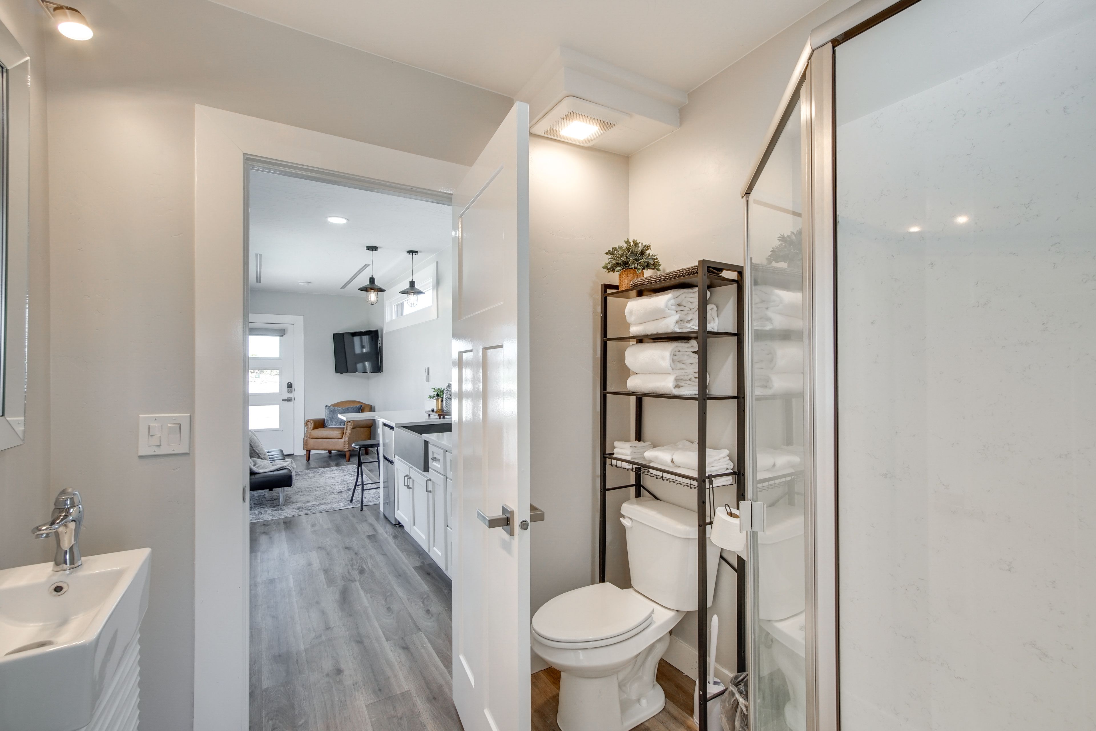 Unit 57 | Full Bathroom