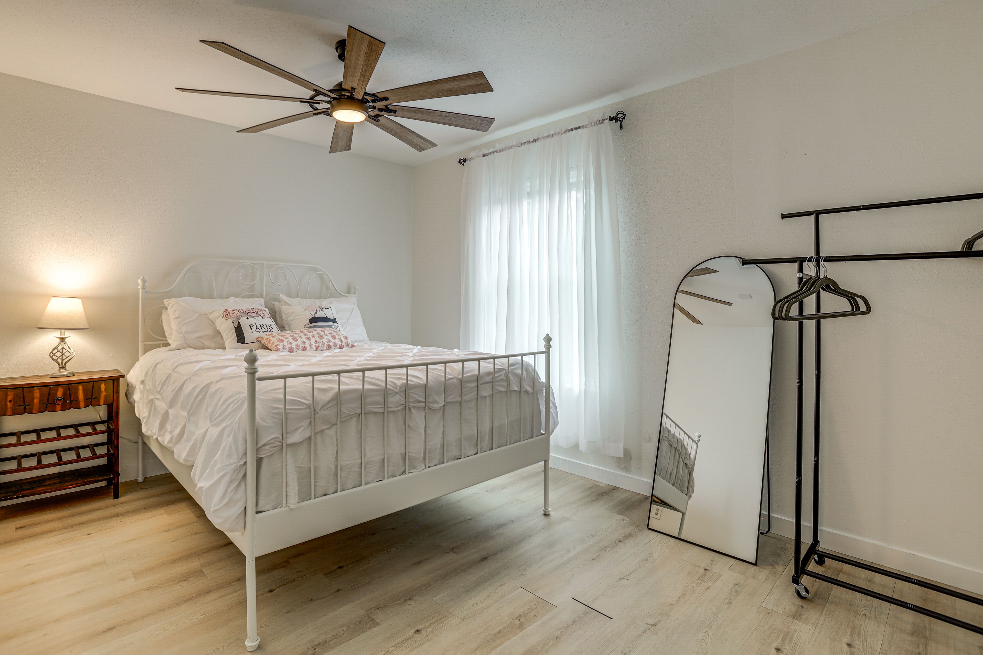 Bedroom 1 | Queen Bed