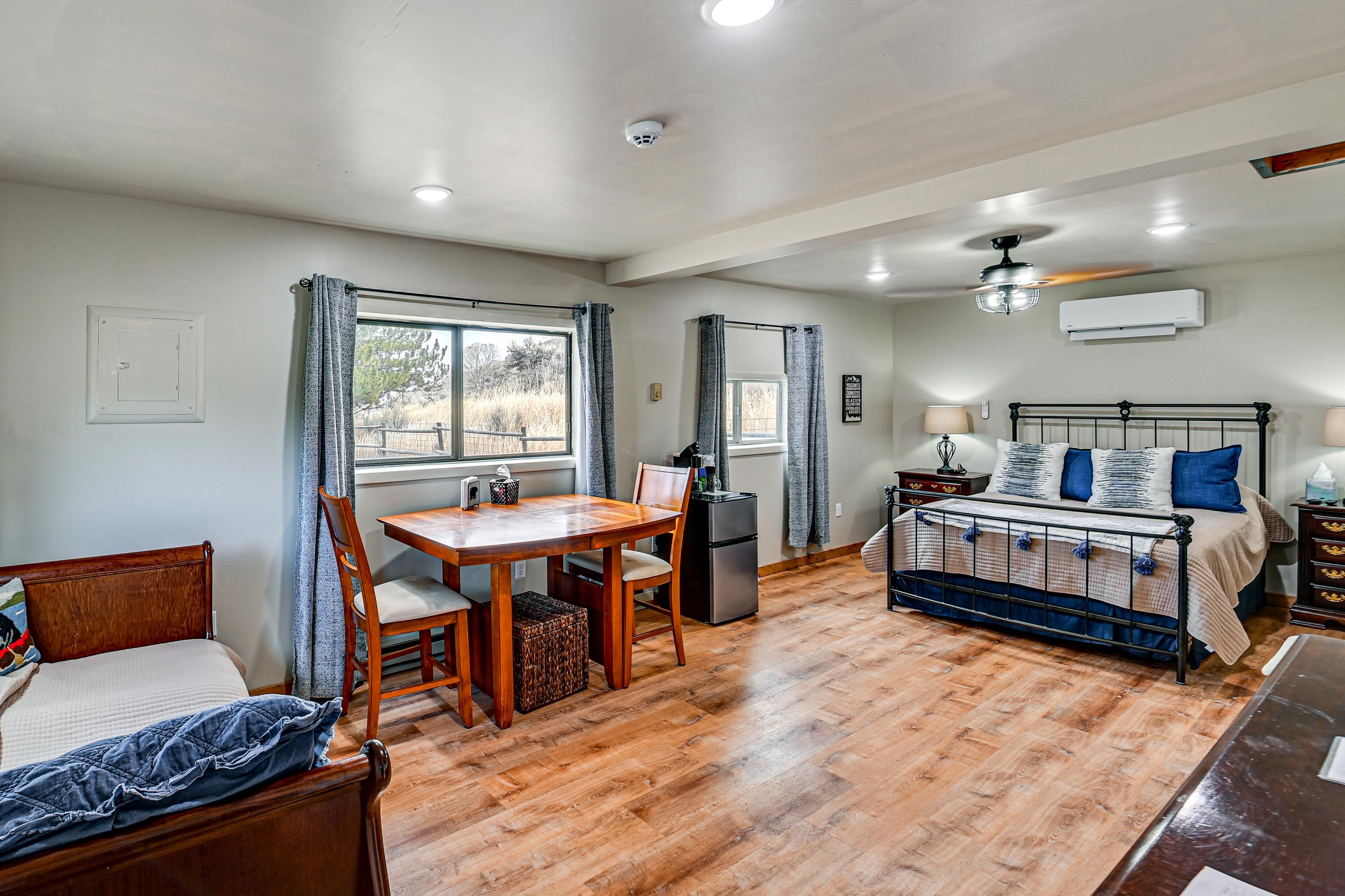 Cabin 2 | Living Room | Queen Bed | Twin Daybed