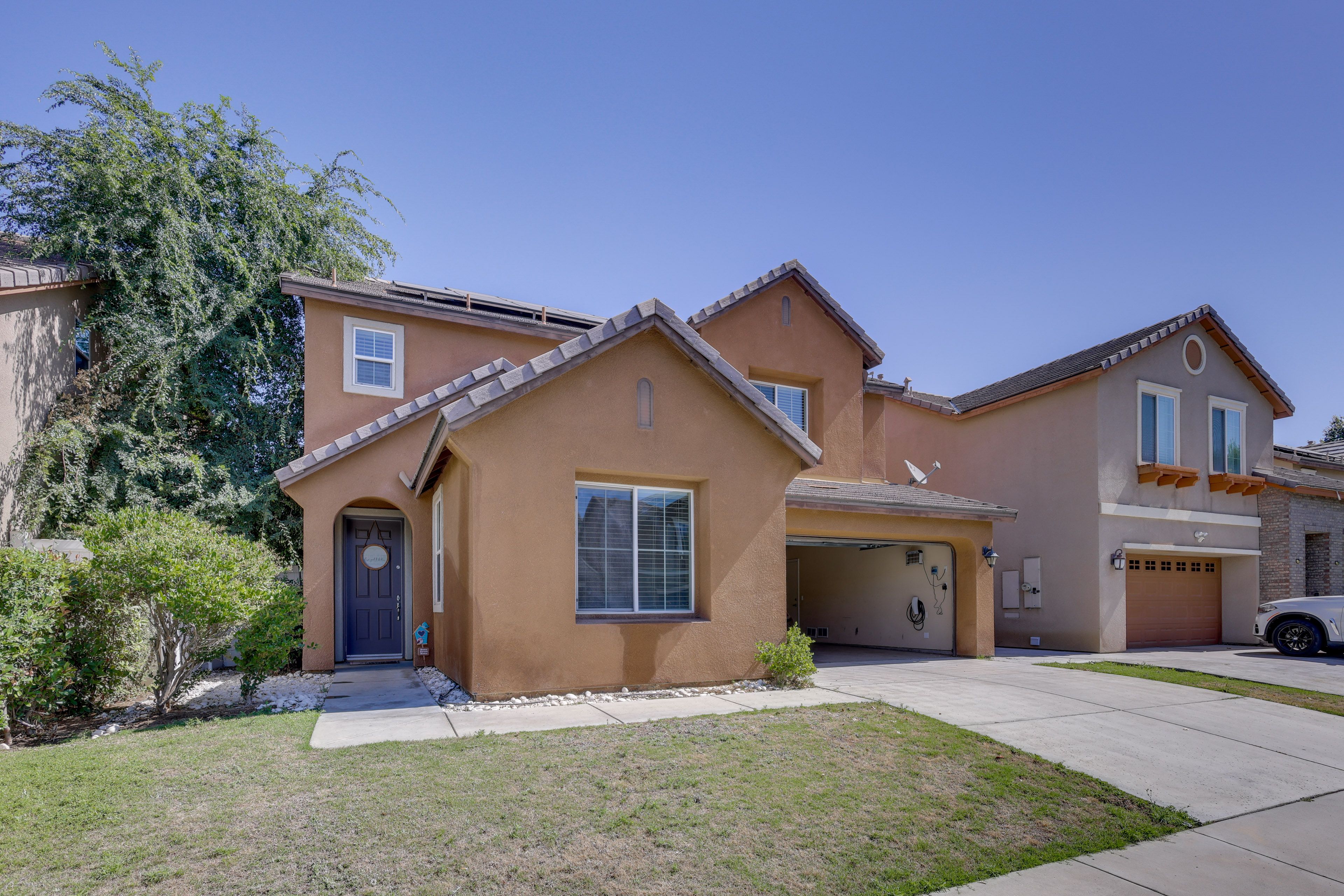 Exterior | Garage (1 Vehicle) | Driveway (3 Vehicles) | Community Lot
