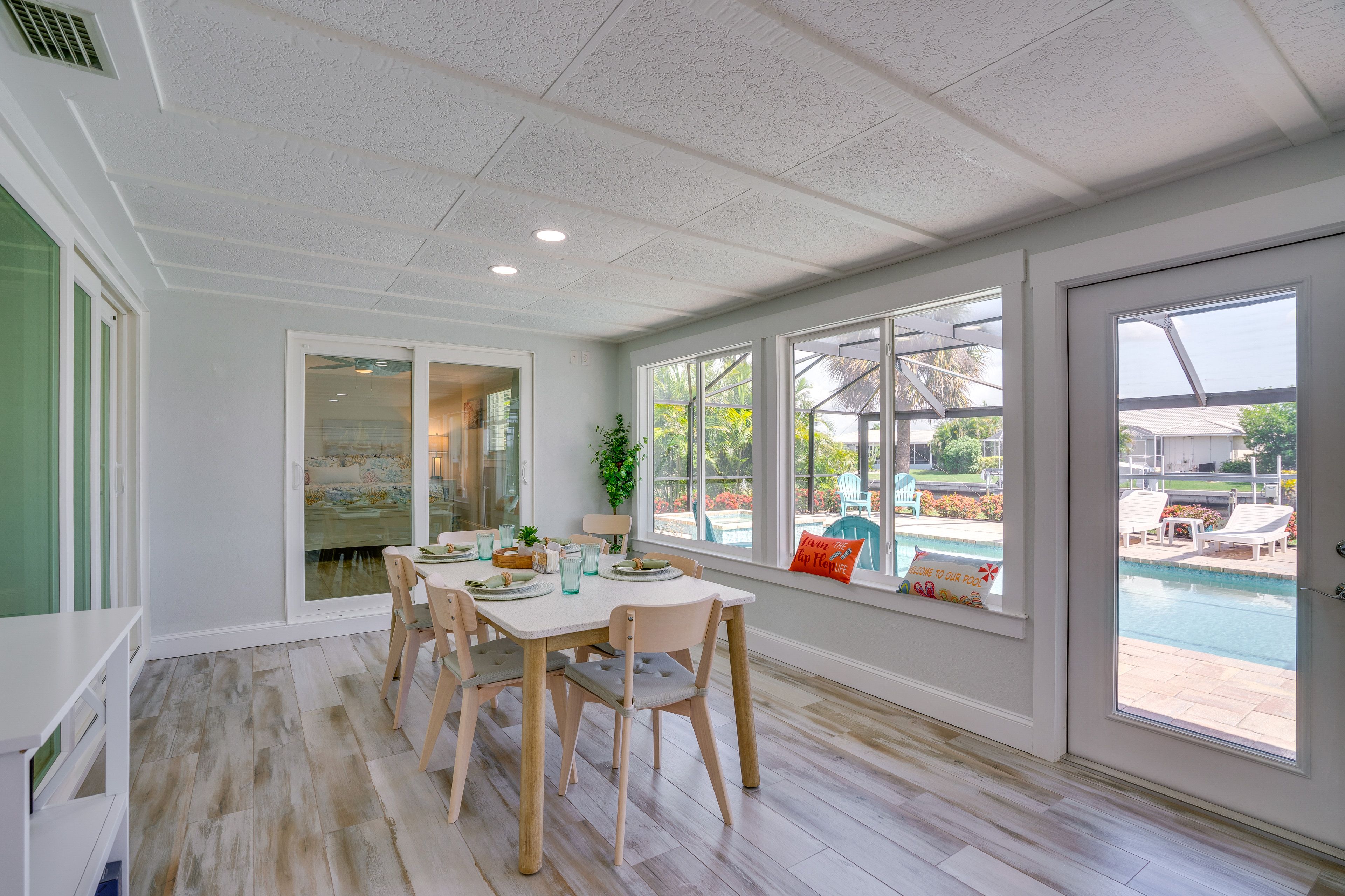 Dining Area | Dishware/Flatware Provided