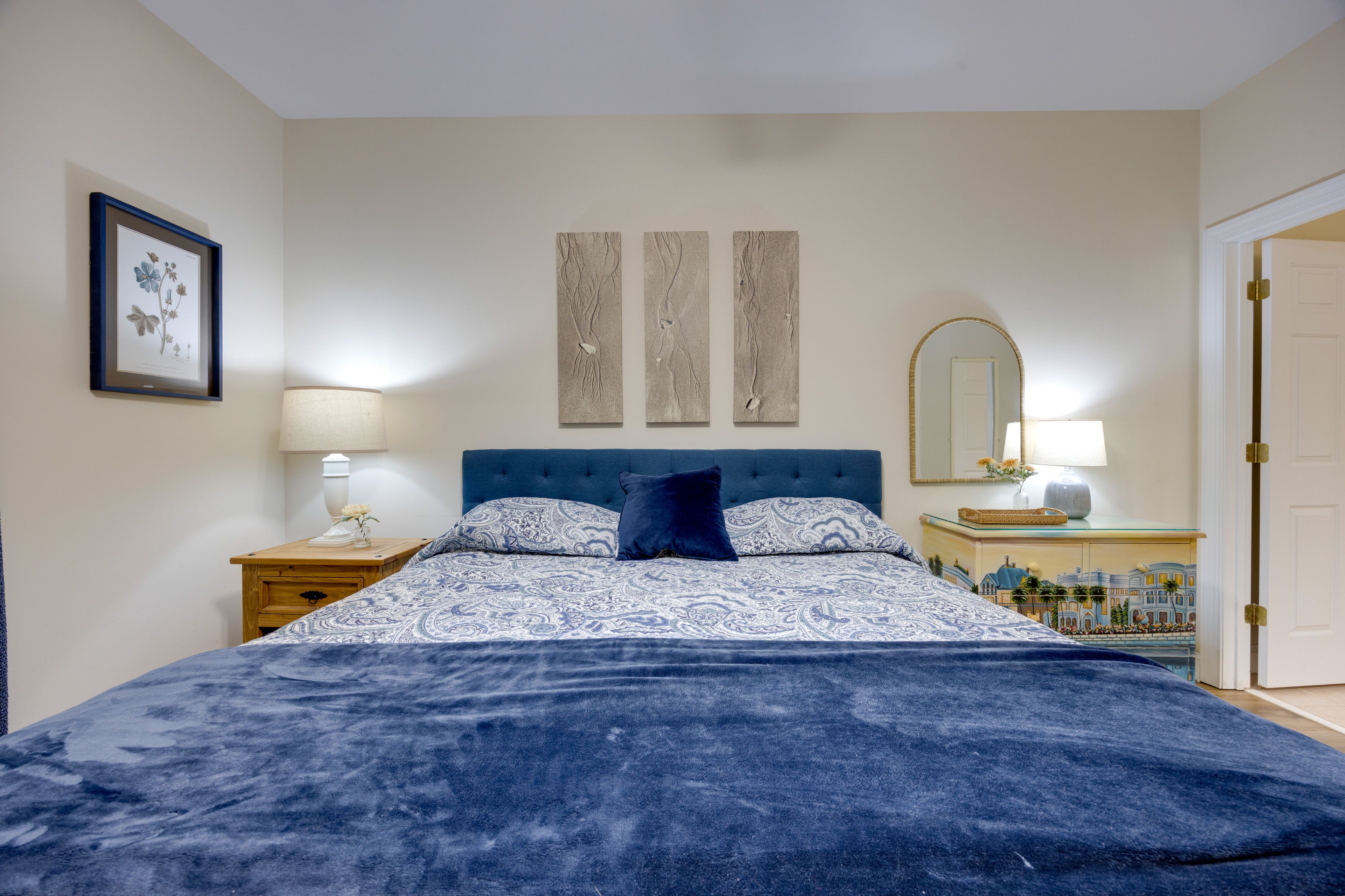 Bedroom | King Bed | Smart TV