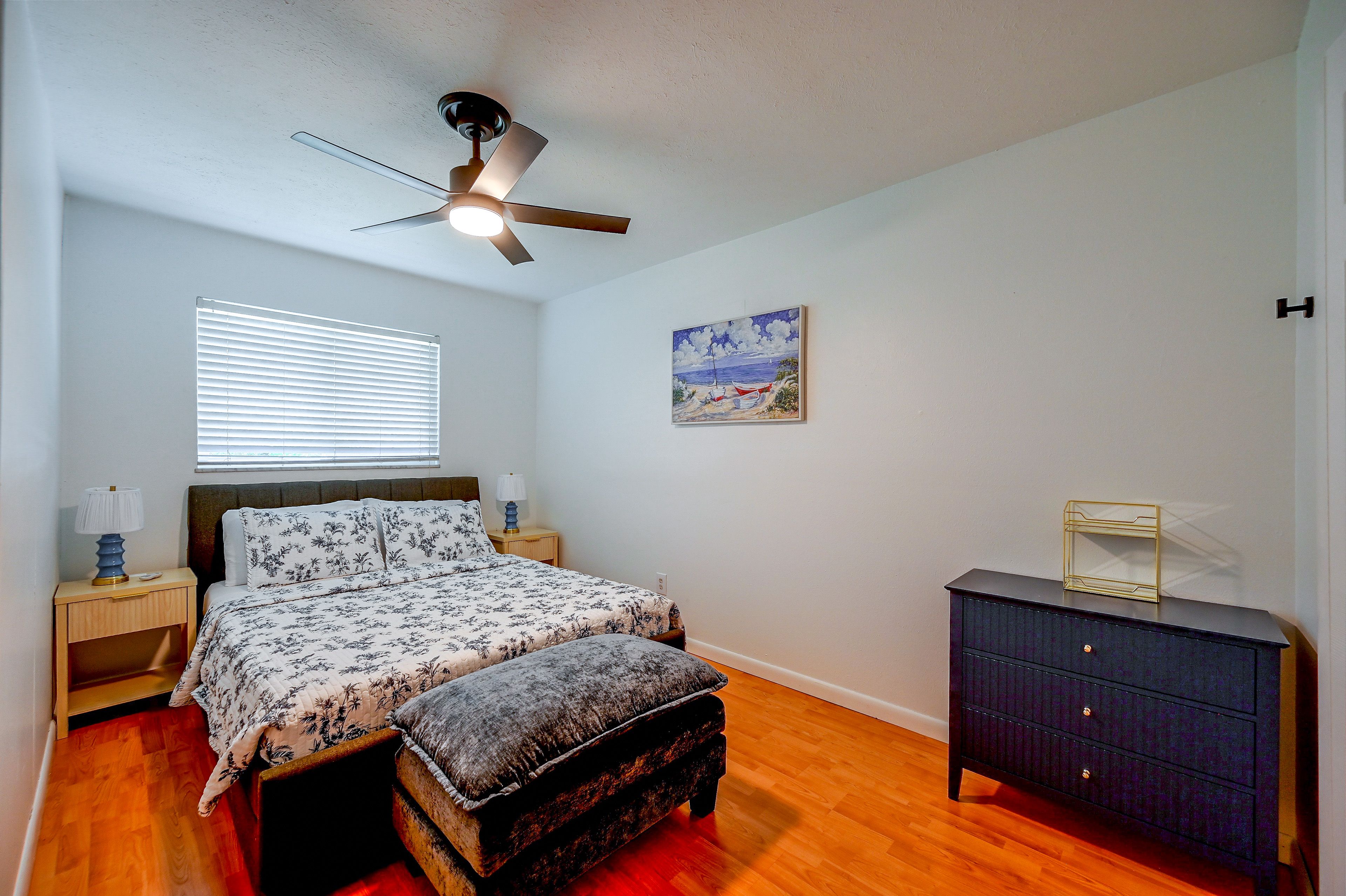 Bedroom 2 | Queen Bed
