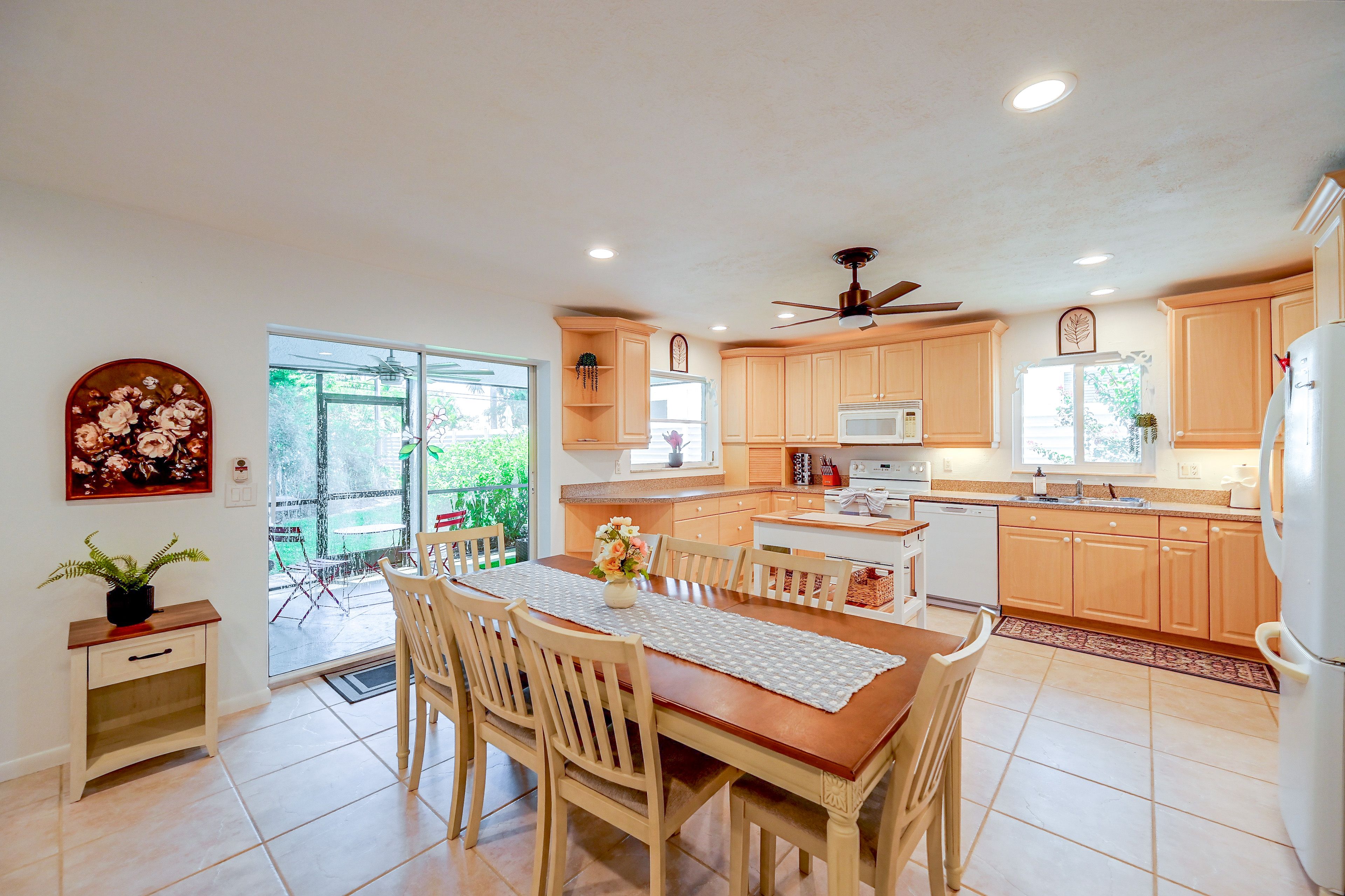 Kitchen & Dining Area