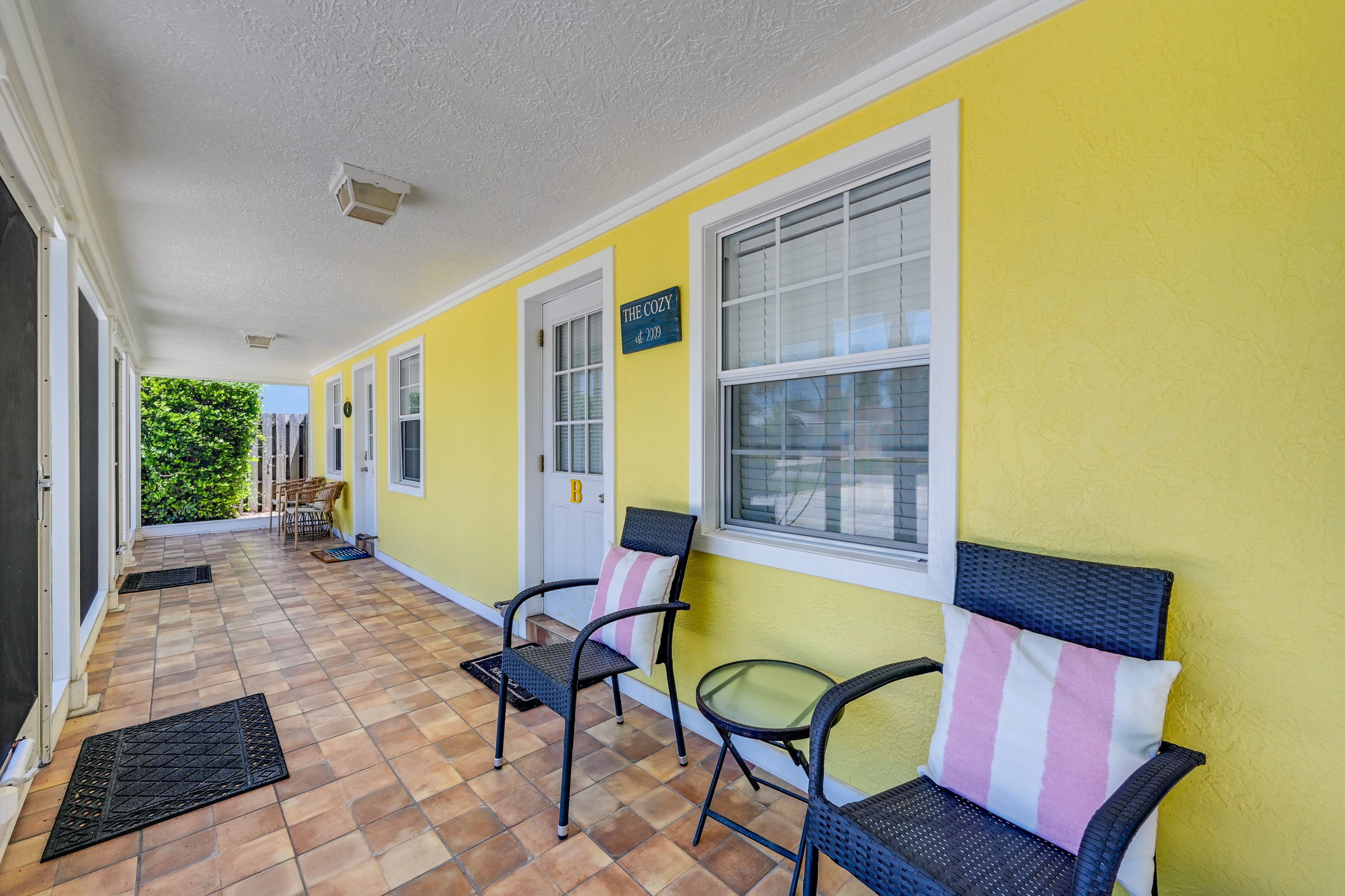 Duplex Exterior | Screened Front Porch