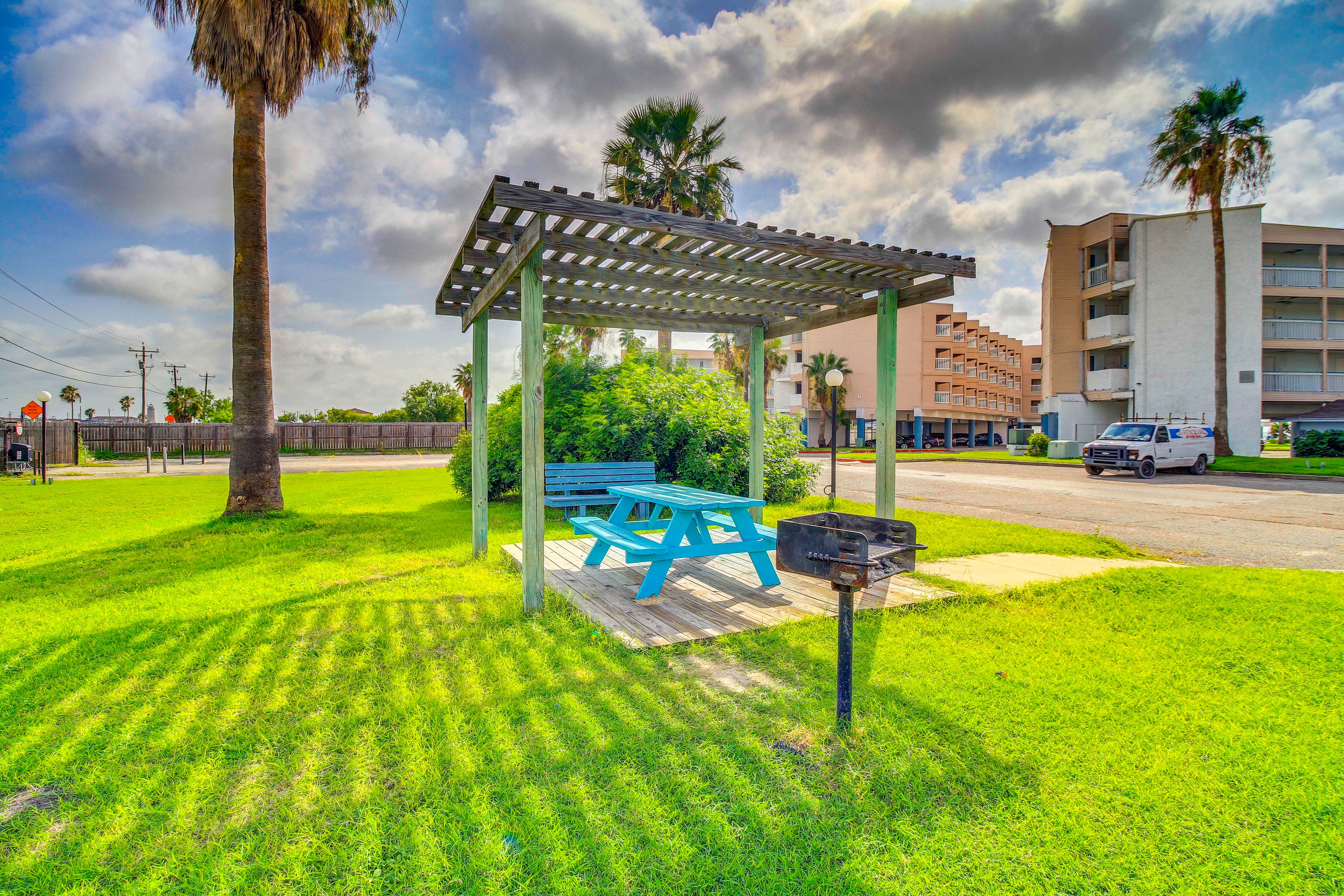 Community Amenities | BBQ & Picnic Area