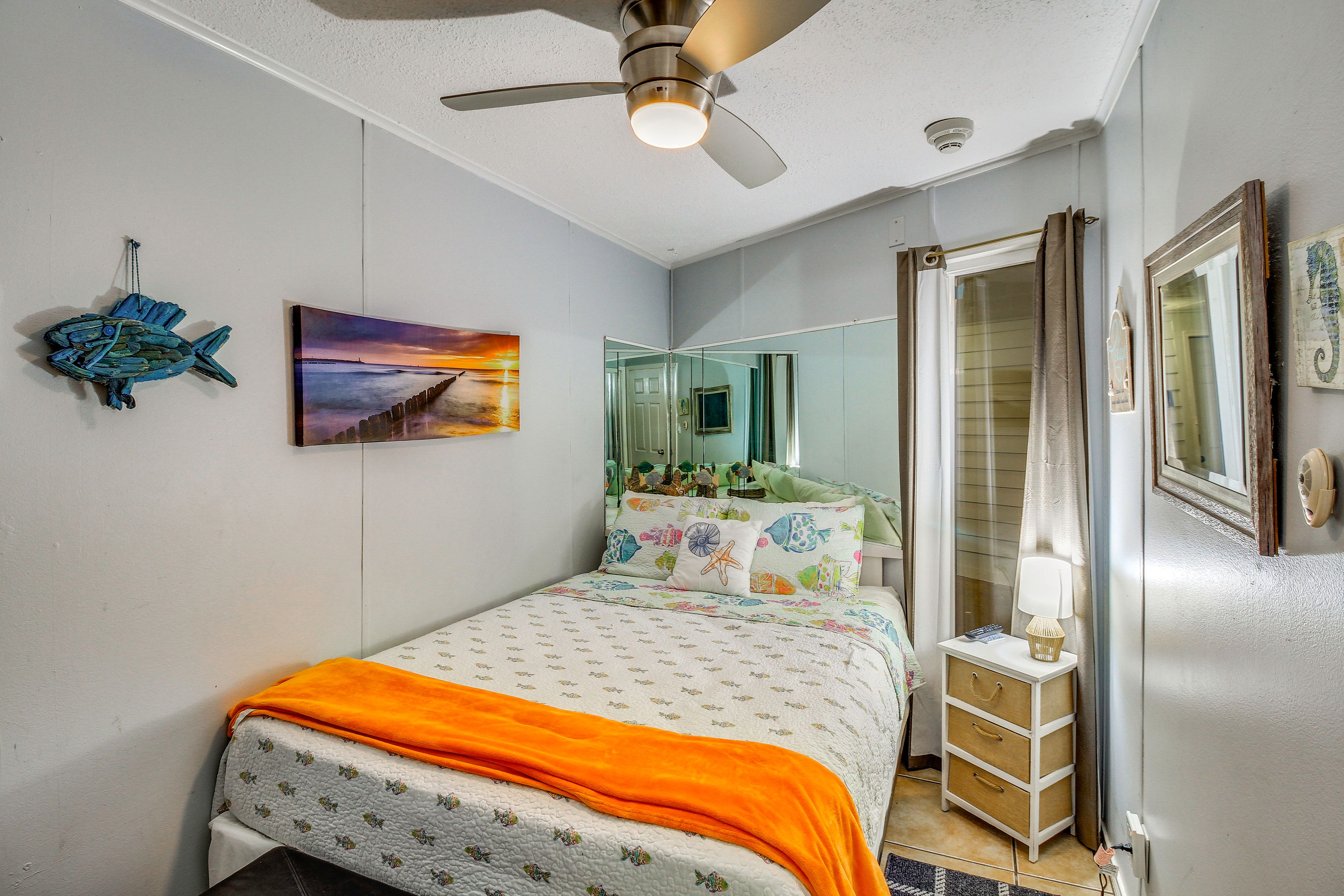 Bedroom | Queen Bed