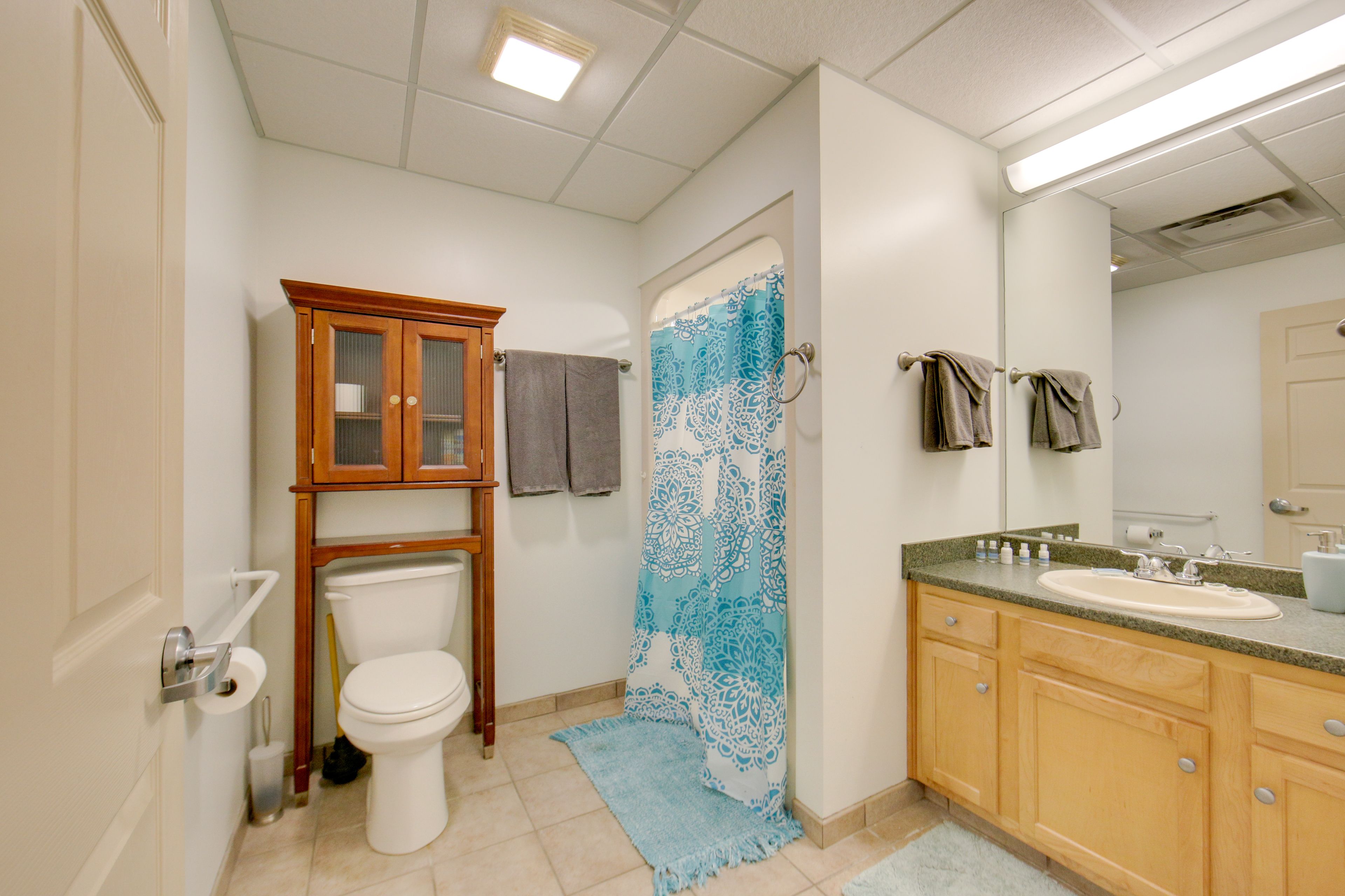 Unit 6 | Full Bathroom