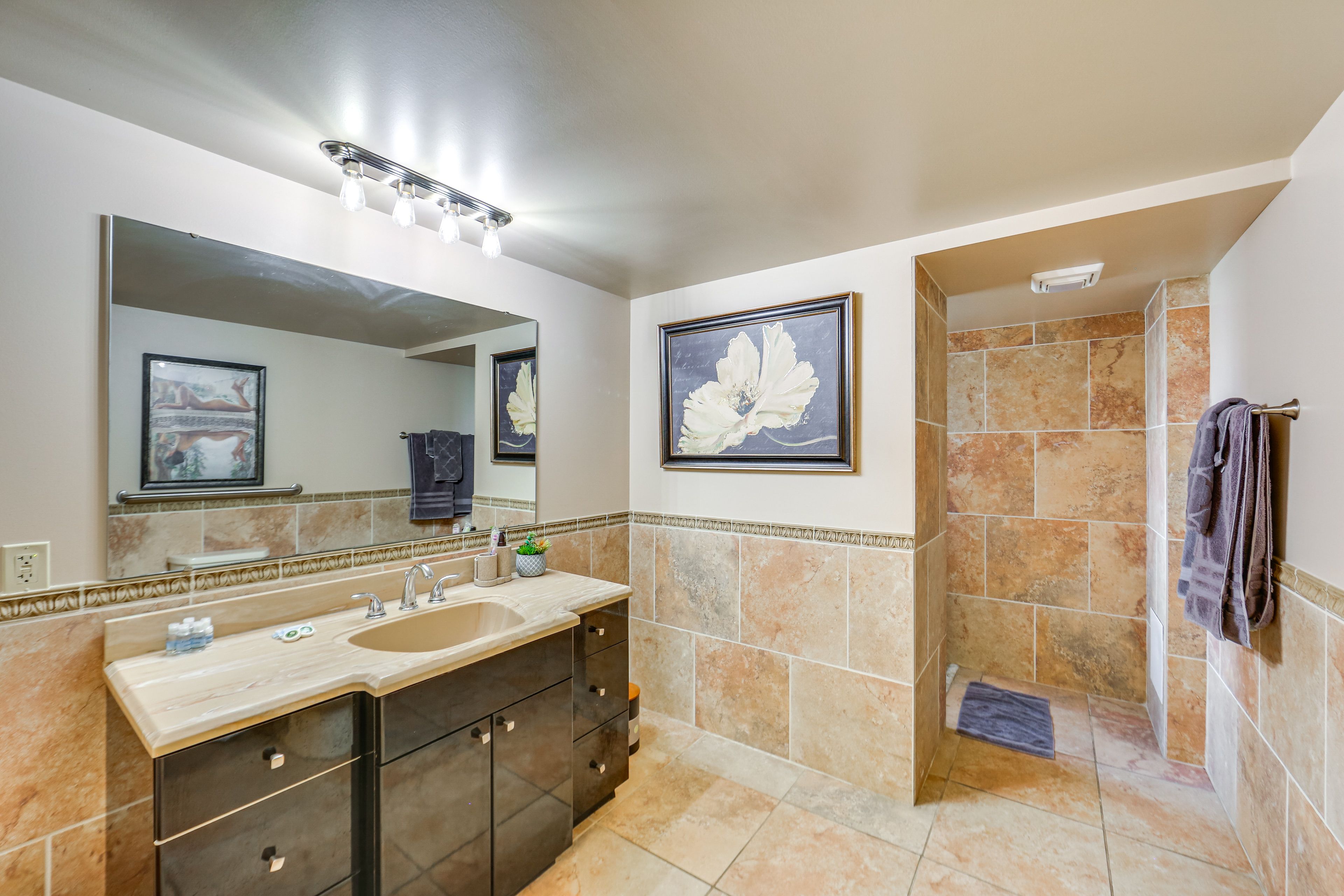 Unit 9 | Full Bathroom