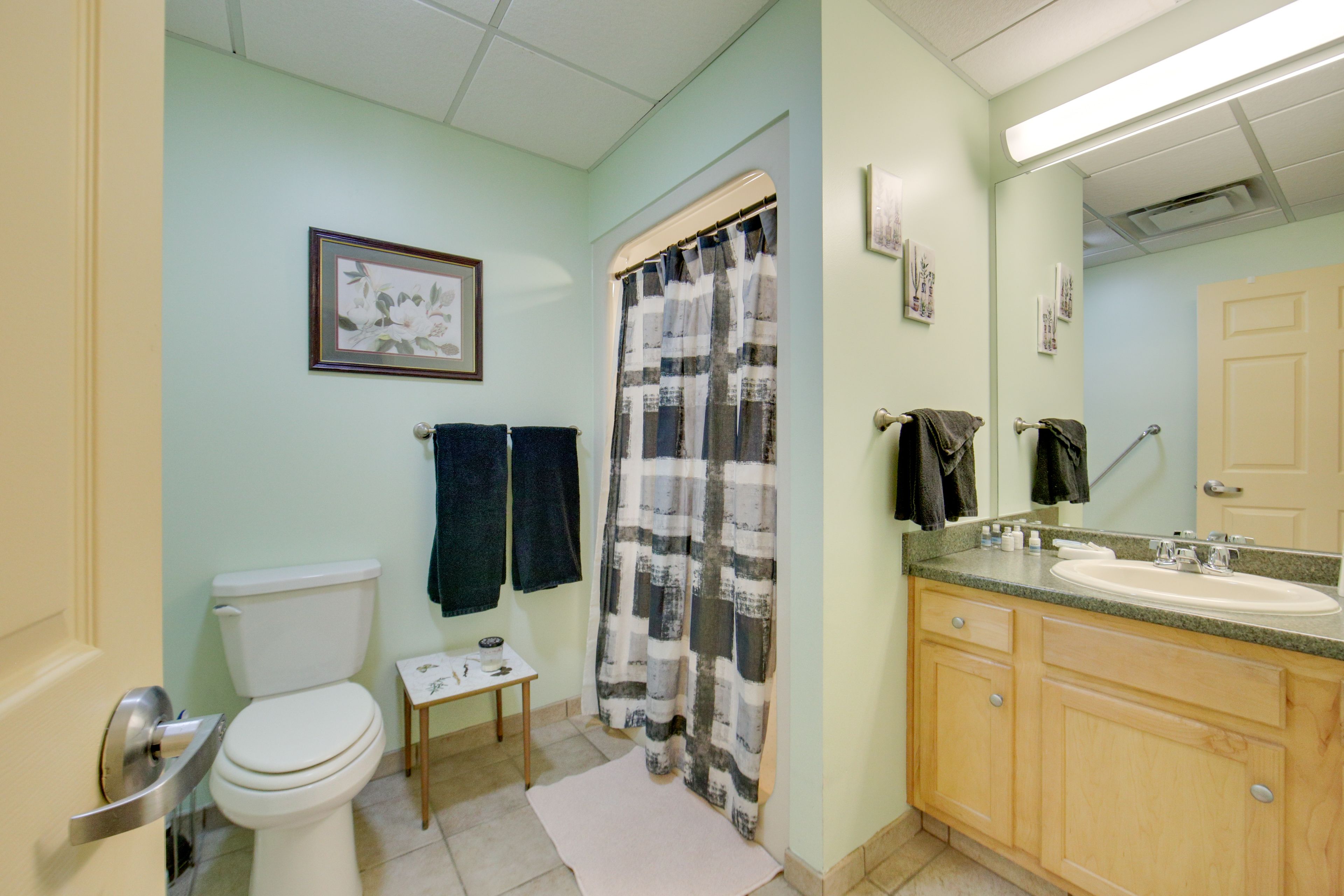 Unit 4 | Full Bathroom