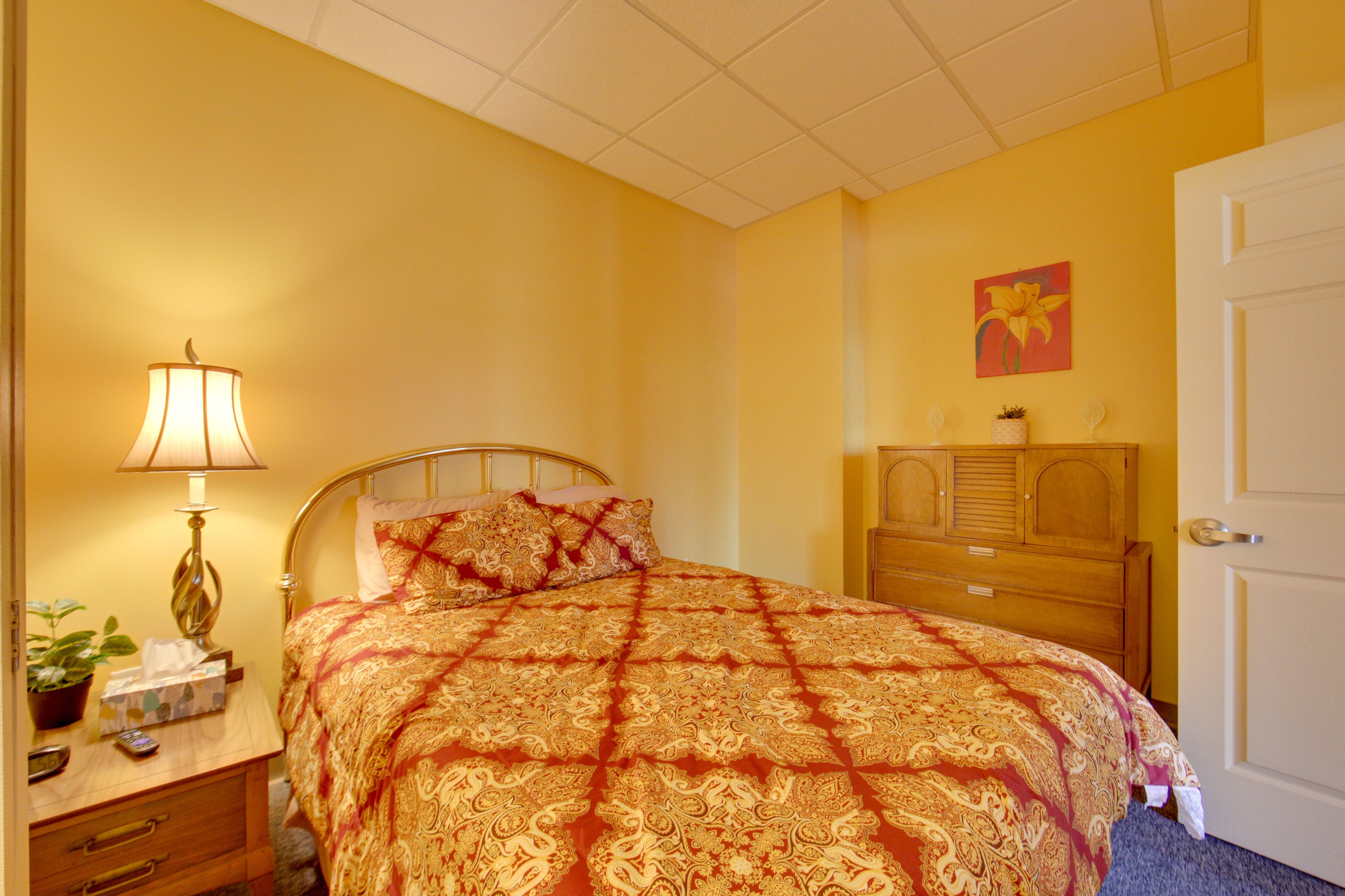 Unit 4 | Bonus Room | Queen Bed