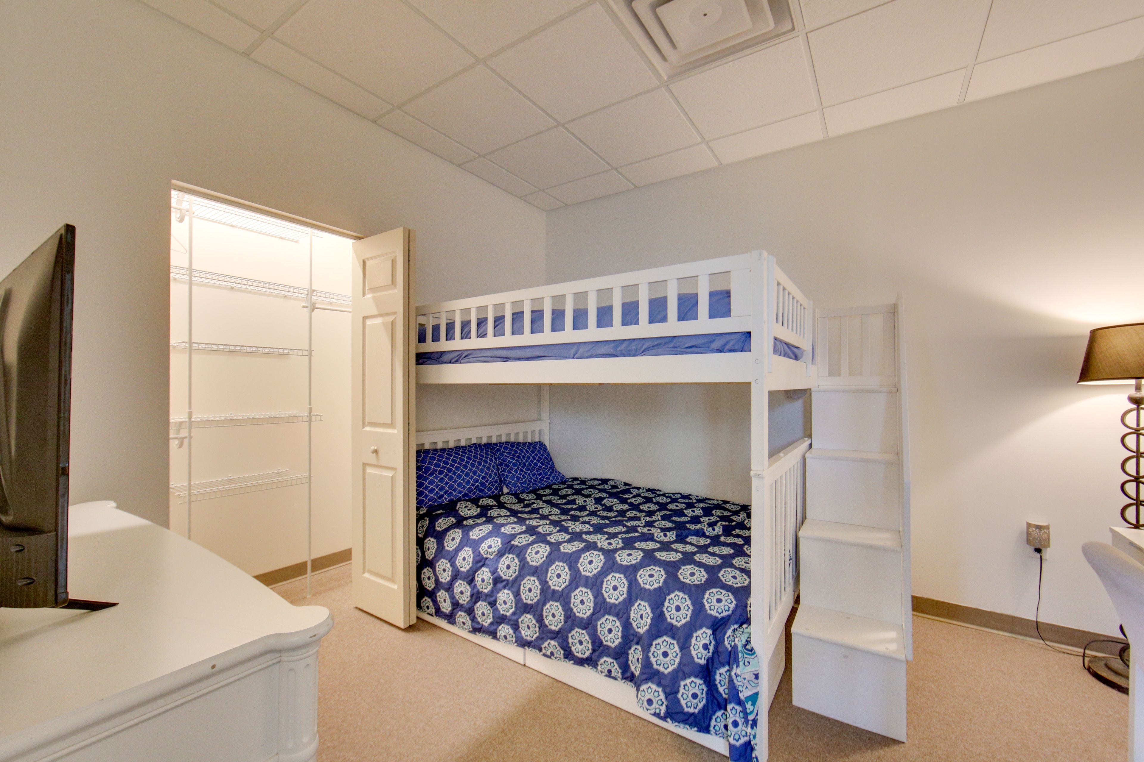 Unit 6 | Bedroom 9 | Full Bunk Bed