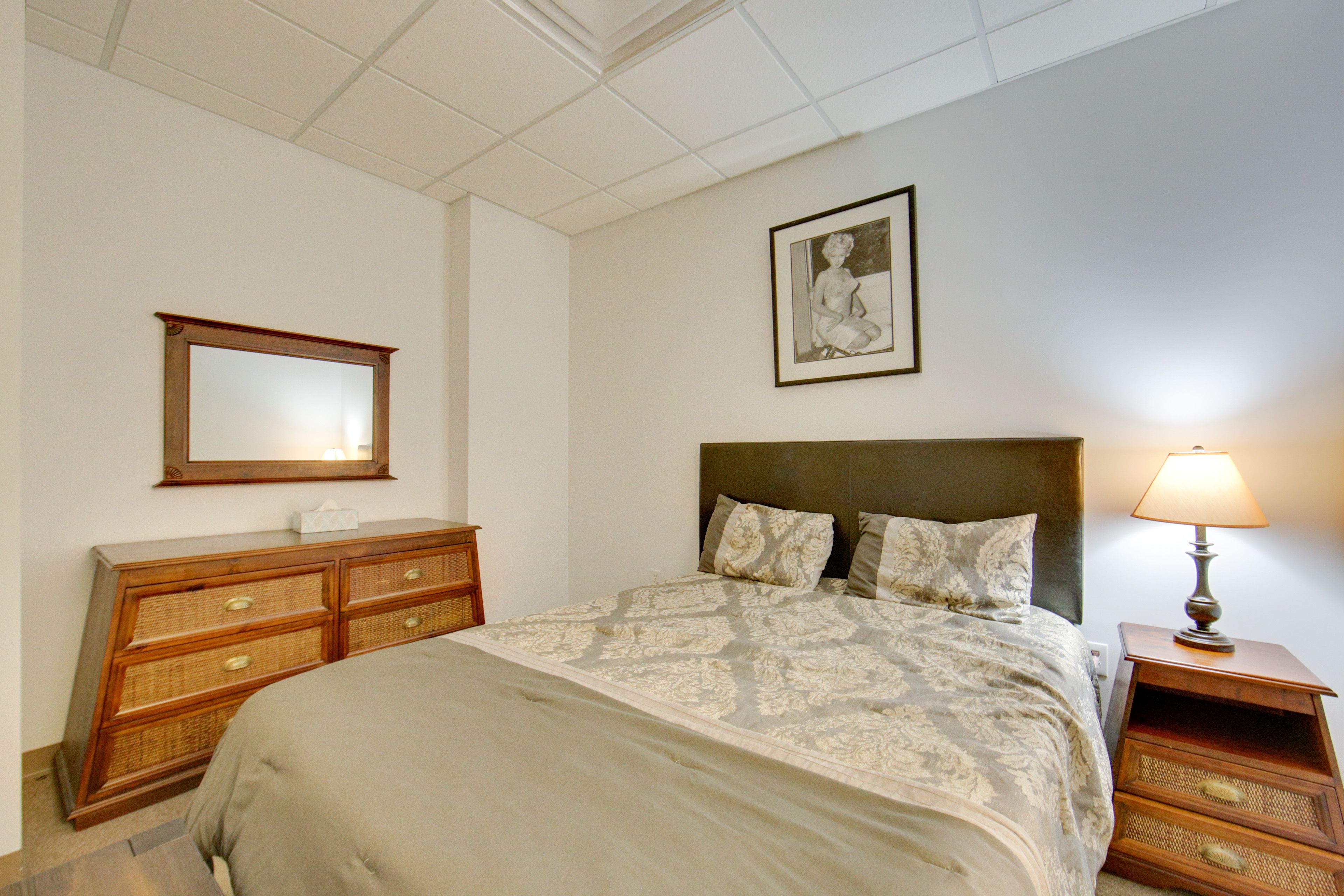 Unit 5 | Bedroom 7 | Queen Bed